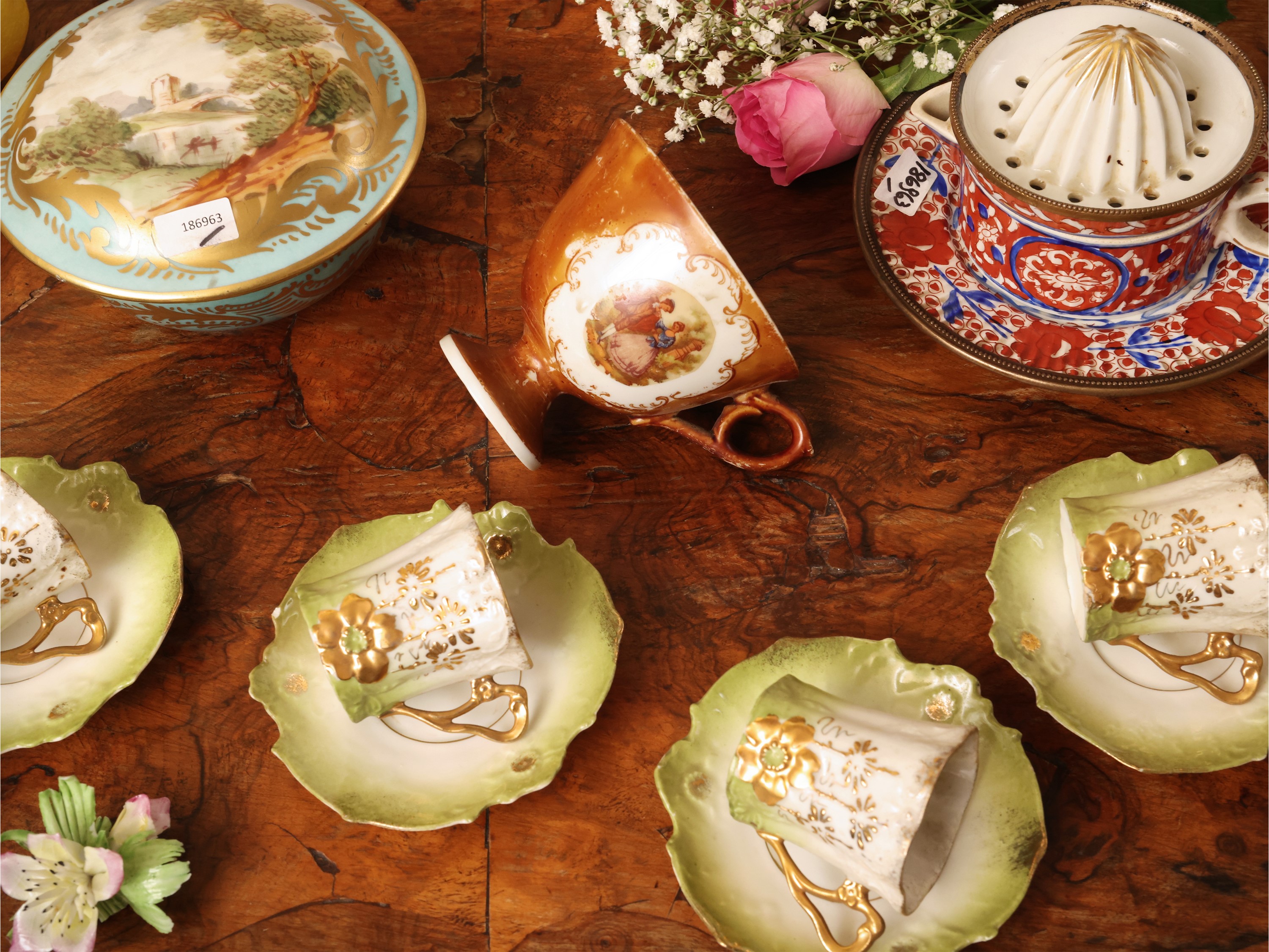 Accessori d’epoca in porcellana, tazzine in stile Liberty, spremi limone e tazza istoriata