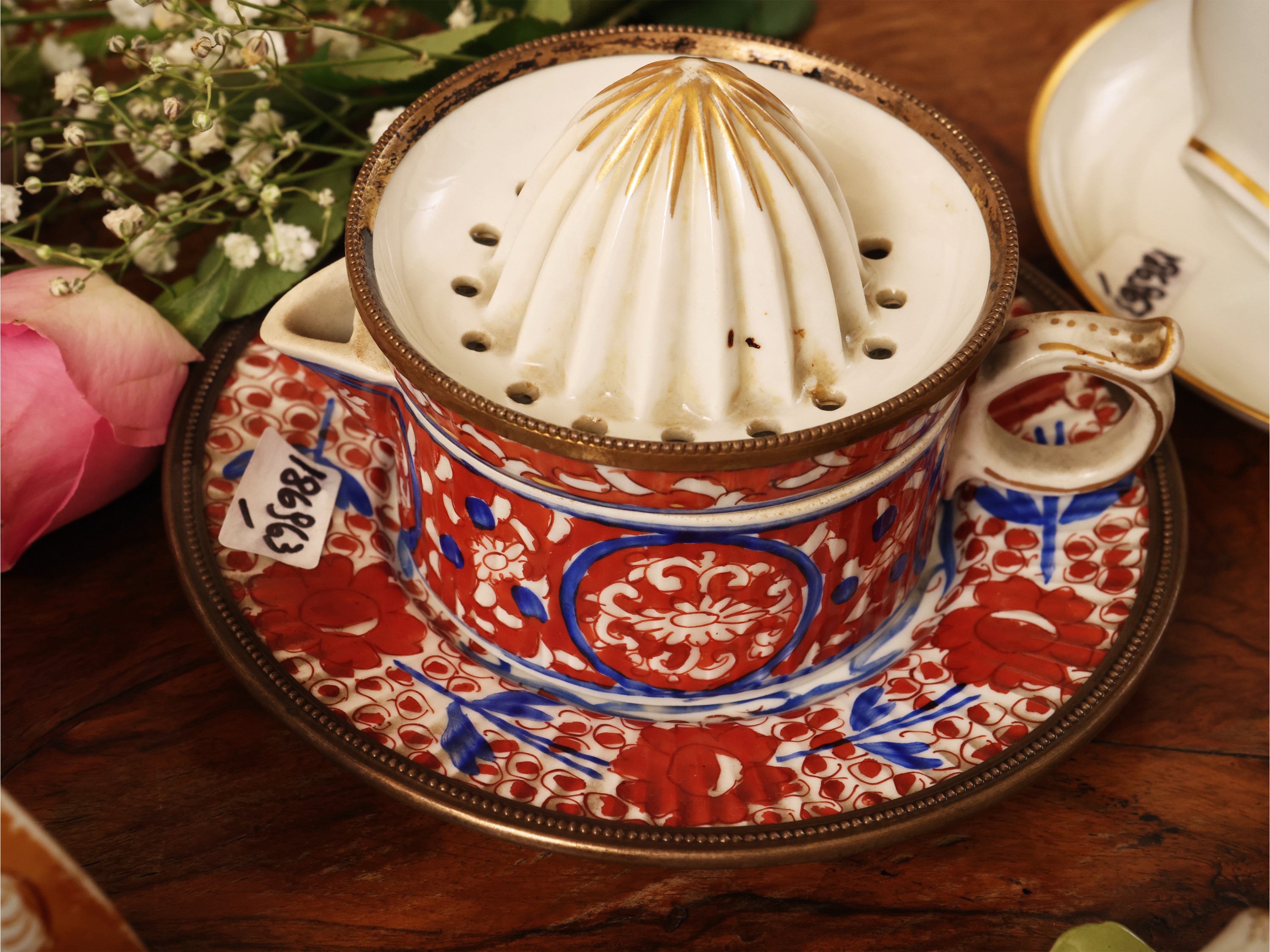 Accessori d’epoca in porcellana, tazzine in stile Liberty, spremi limone e tazza istoriata