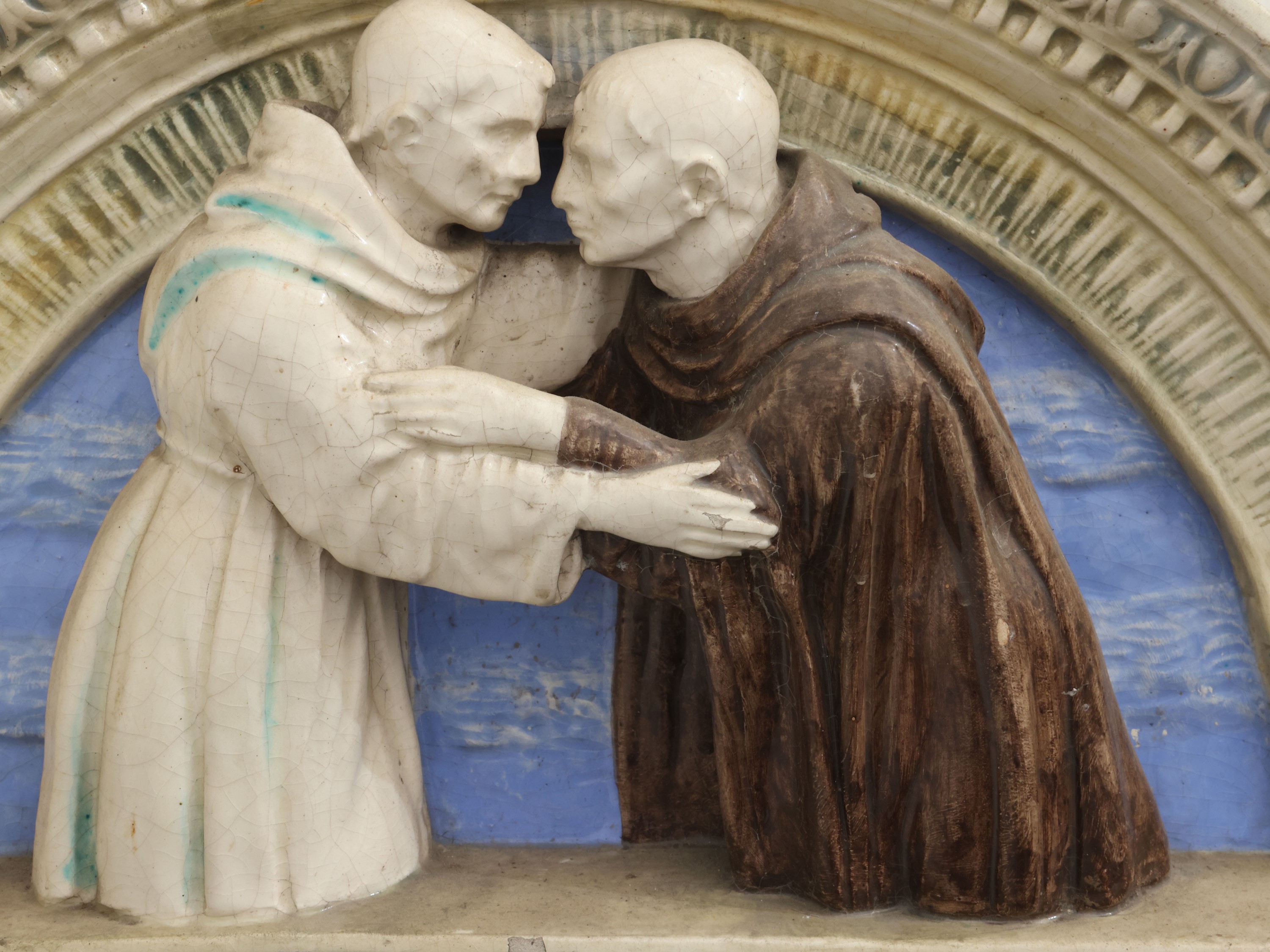 Scuole Leopoldine, Incontro tra San Francesco e San Domenico in lunetta ad altorilievo