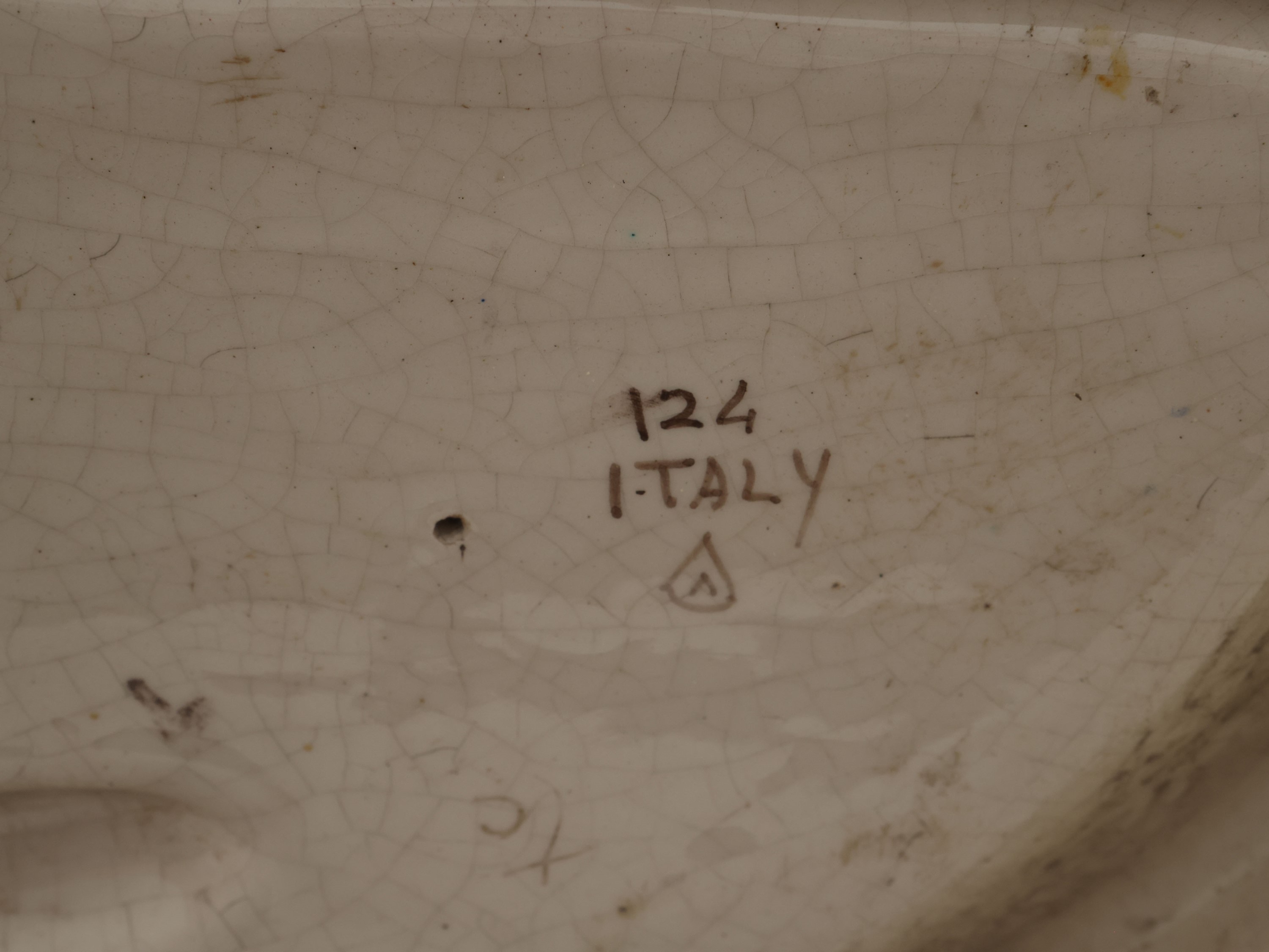 Scuole Leopoldine, Incontro tra San Francesco e San Domenico in lunetta ad altorilievo