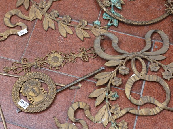 Miscellanea di ornamenti in bronzo dorato