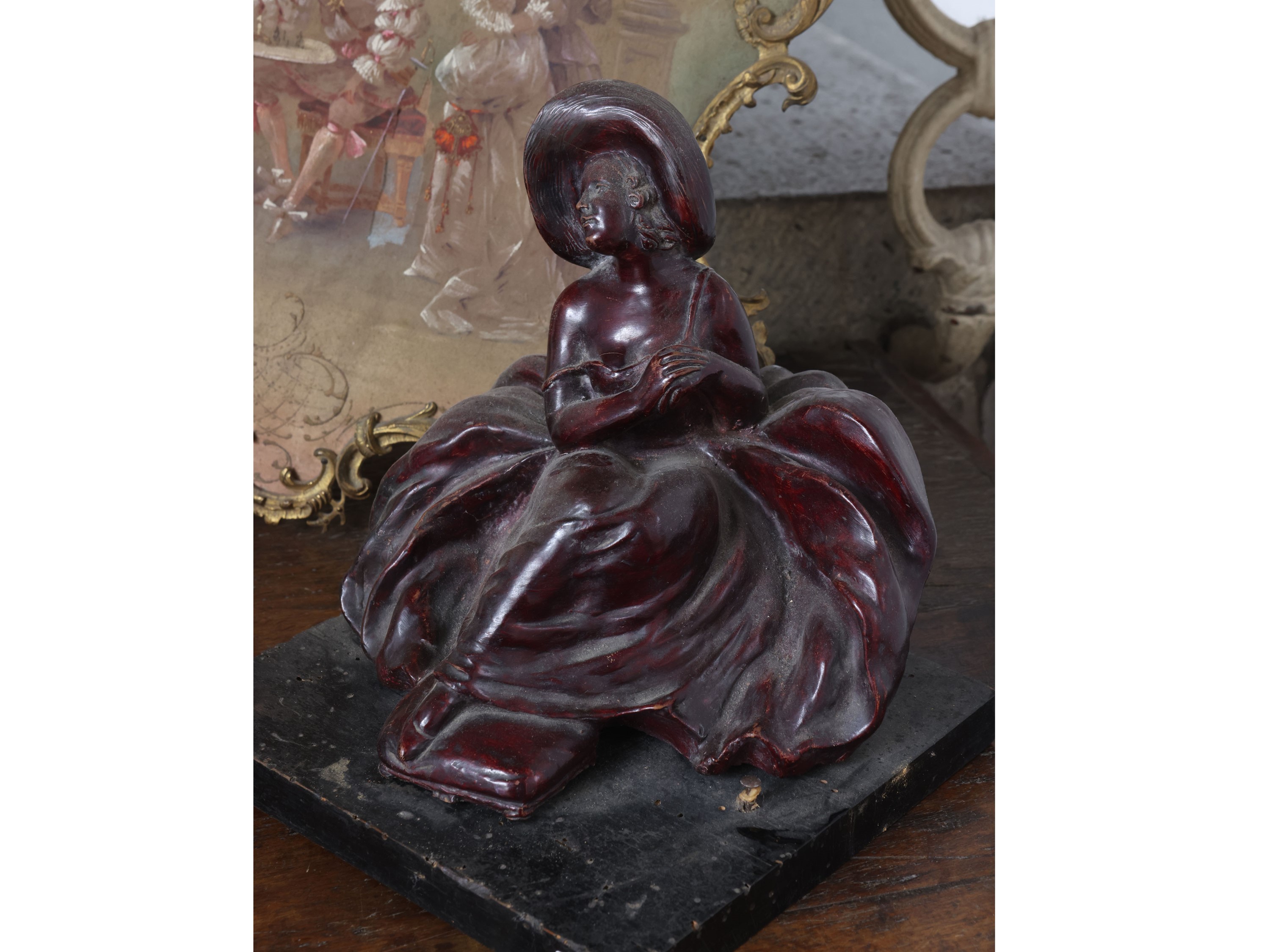 Due gruppi in terracotta con raffigurazioni di dame, anni Trenta