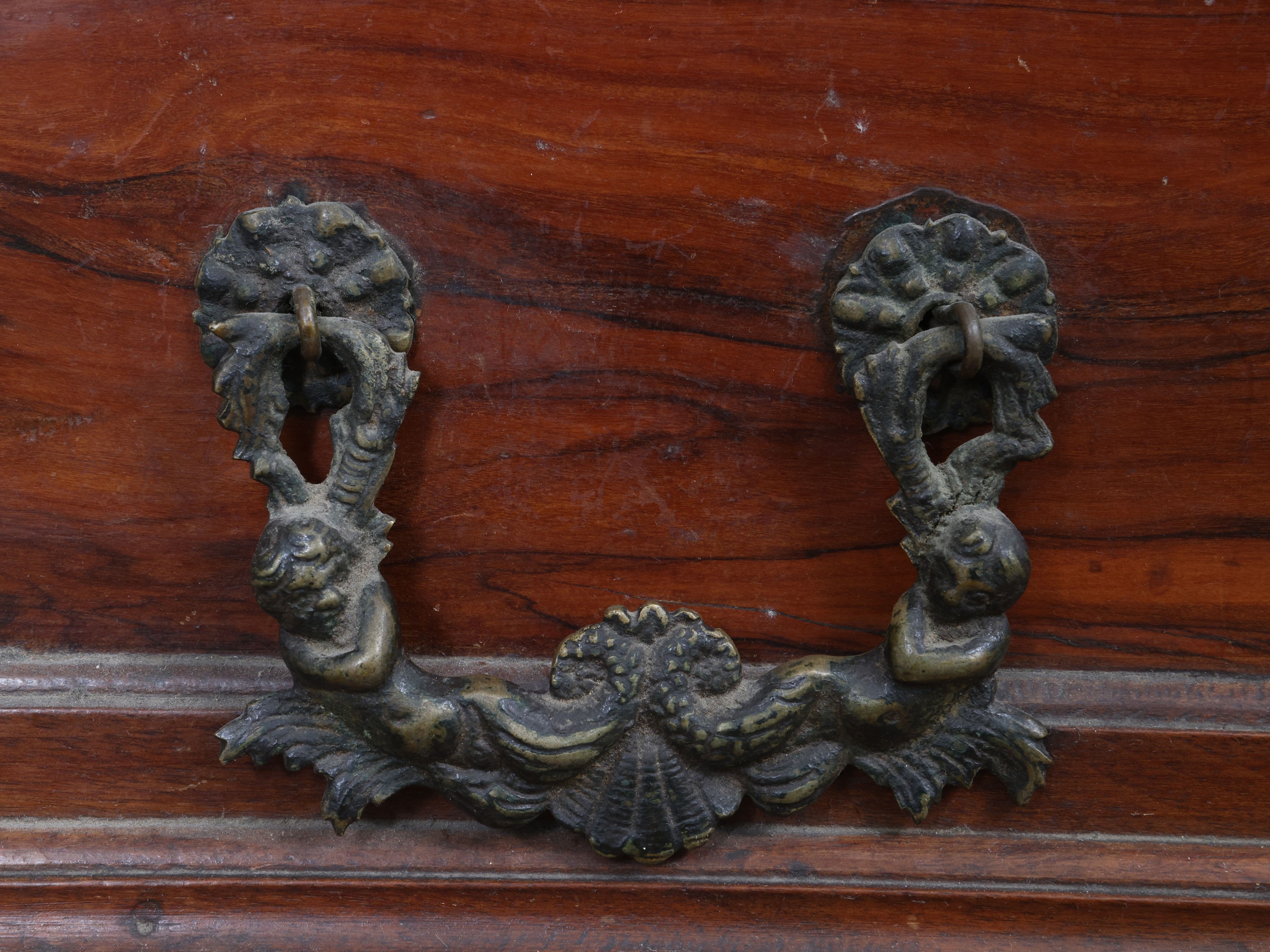 Cassettone in noce e radica di noce, piano con bordo a becco di civetta (XVII–XVIII secolo)