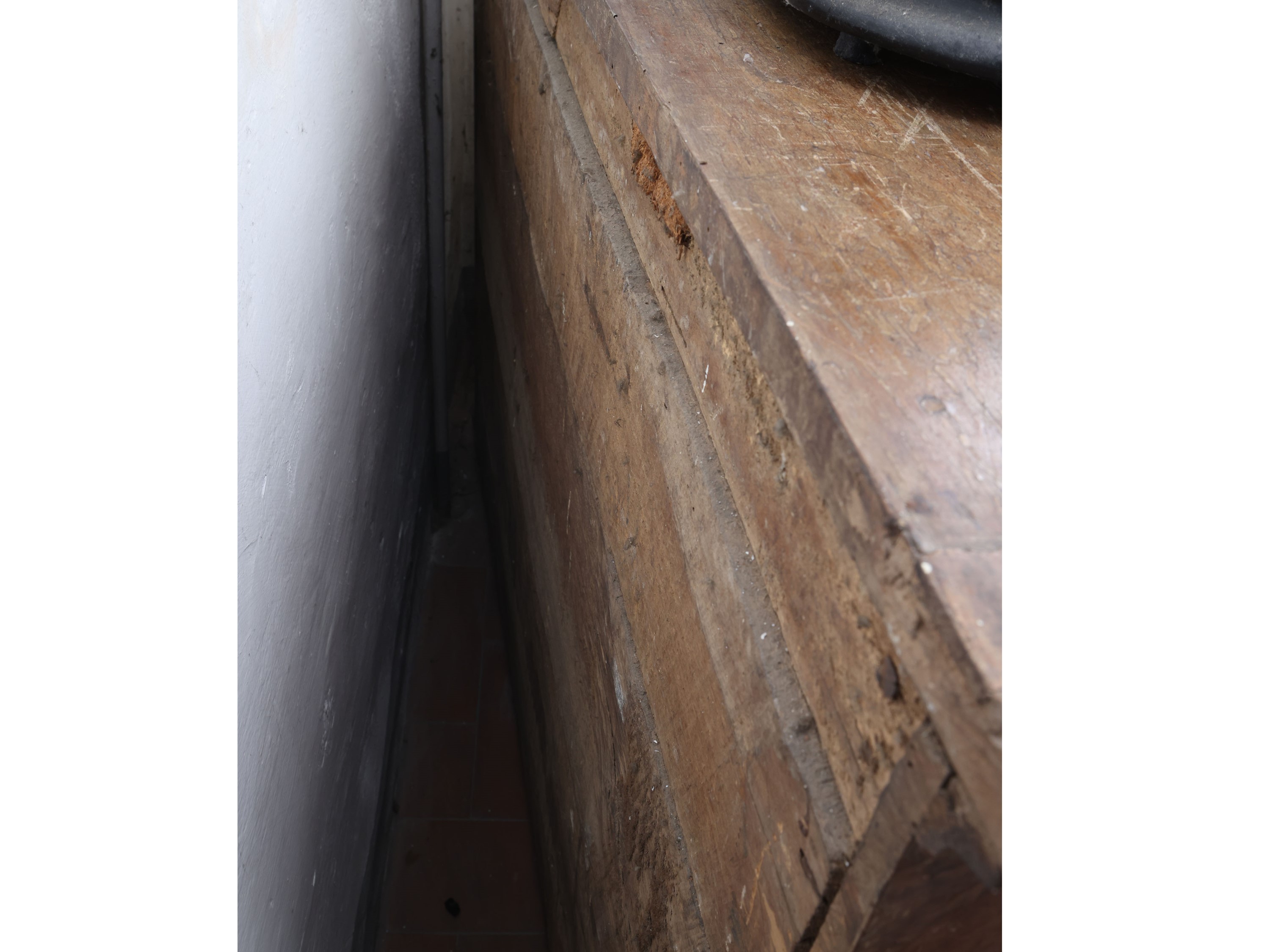 Cassettone in noce e radica di noce, piano con bordo a becco di civetta (XVII–XVIII secolo)