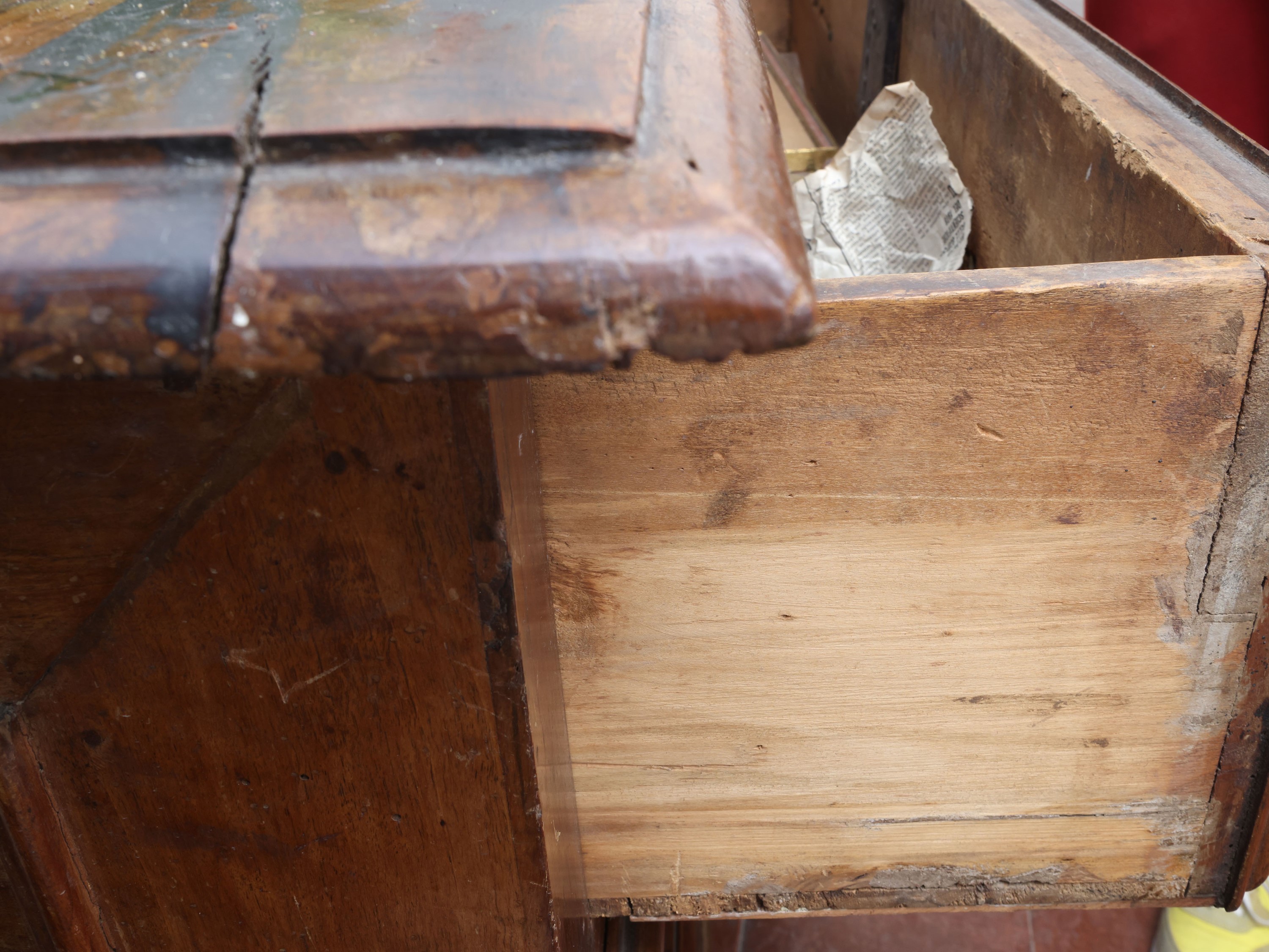 Cassettone in noce e radica di noce, piano con bordo a becco di civetta (XVII–XVIII secolo)