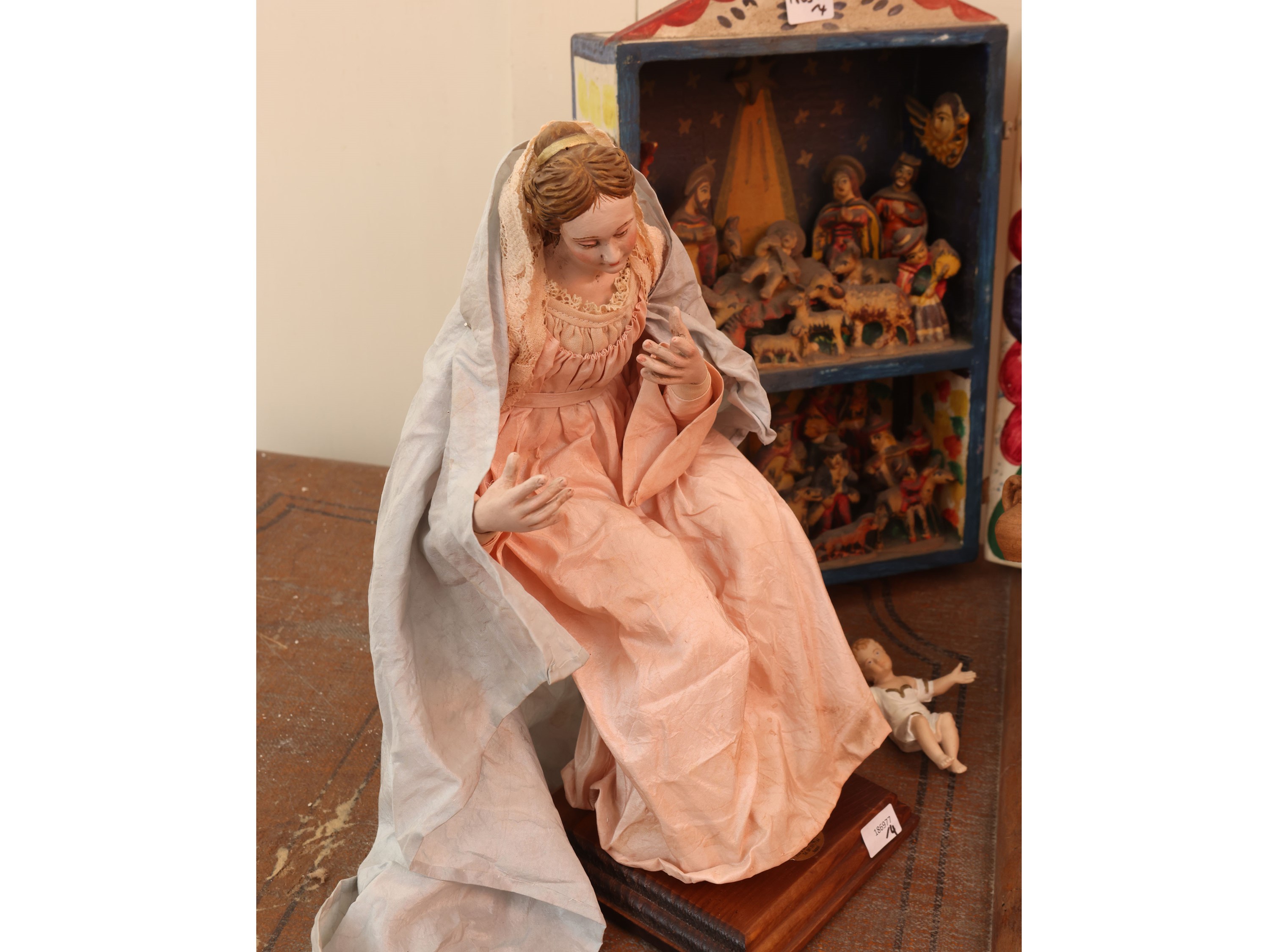 Sacra Famiglia, gruppo in terracotta e tessuti da presepe