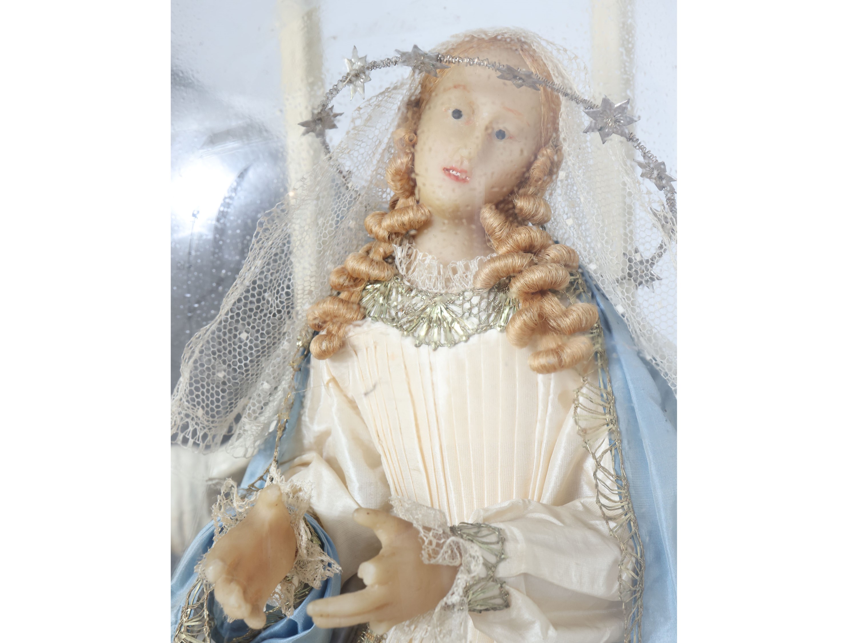 Madonna in cera, scultura con abiti in seta, entro teca, XIX/XX secolo