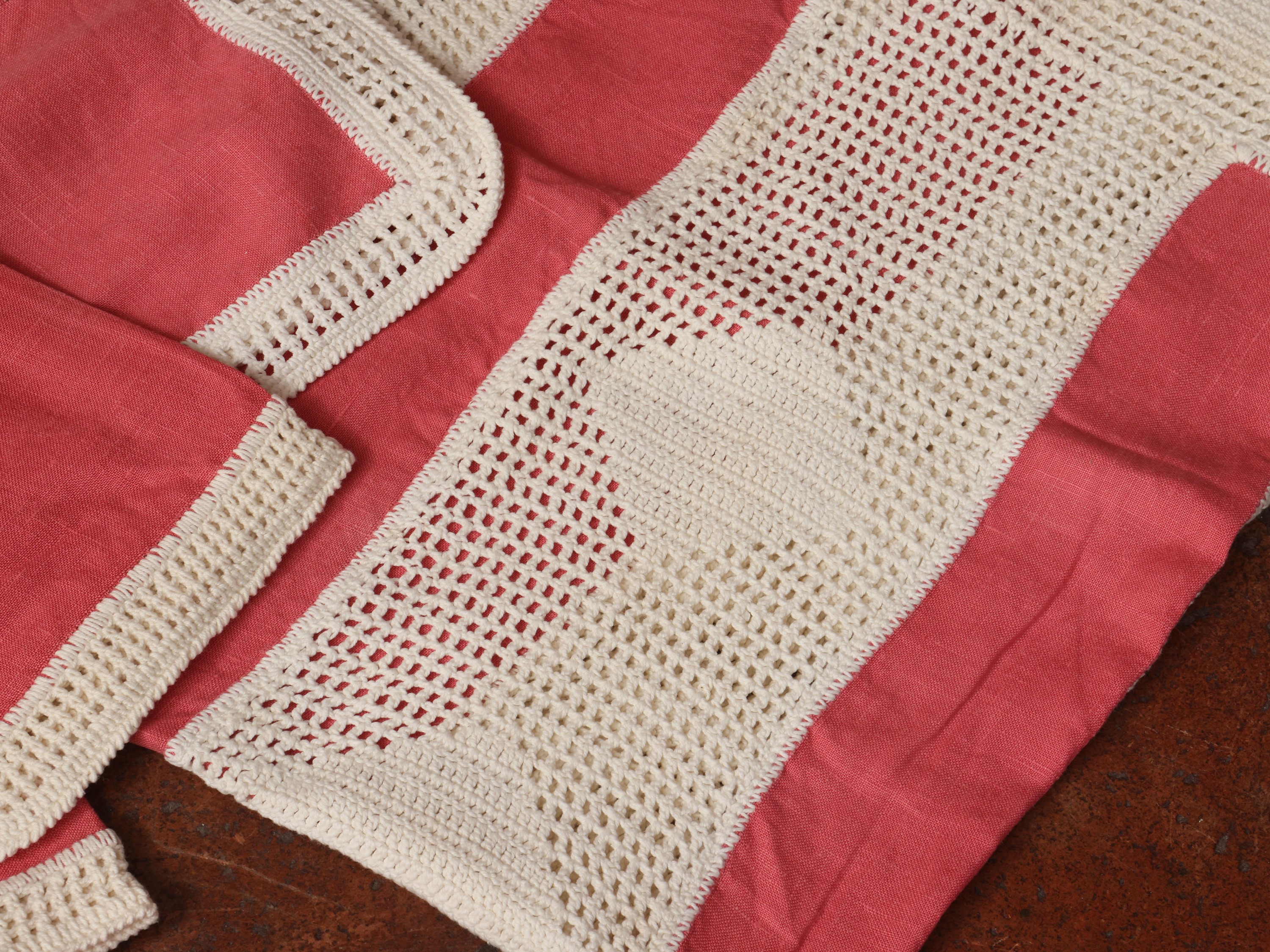 Tovaglia in misto lino color lampone con inserti in pizzo bianco all’uncinetto
