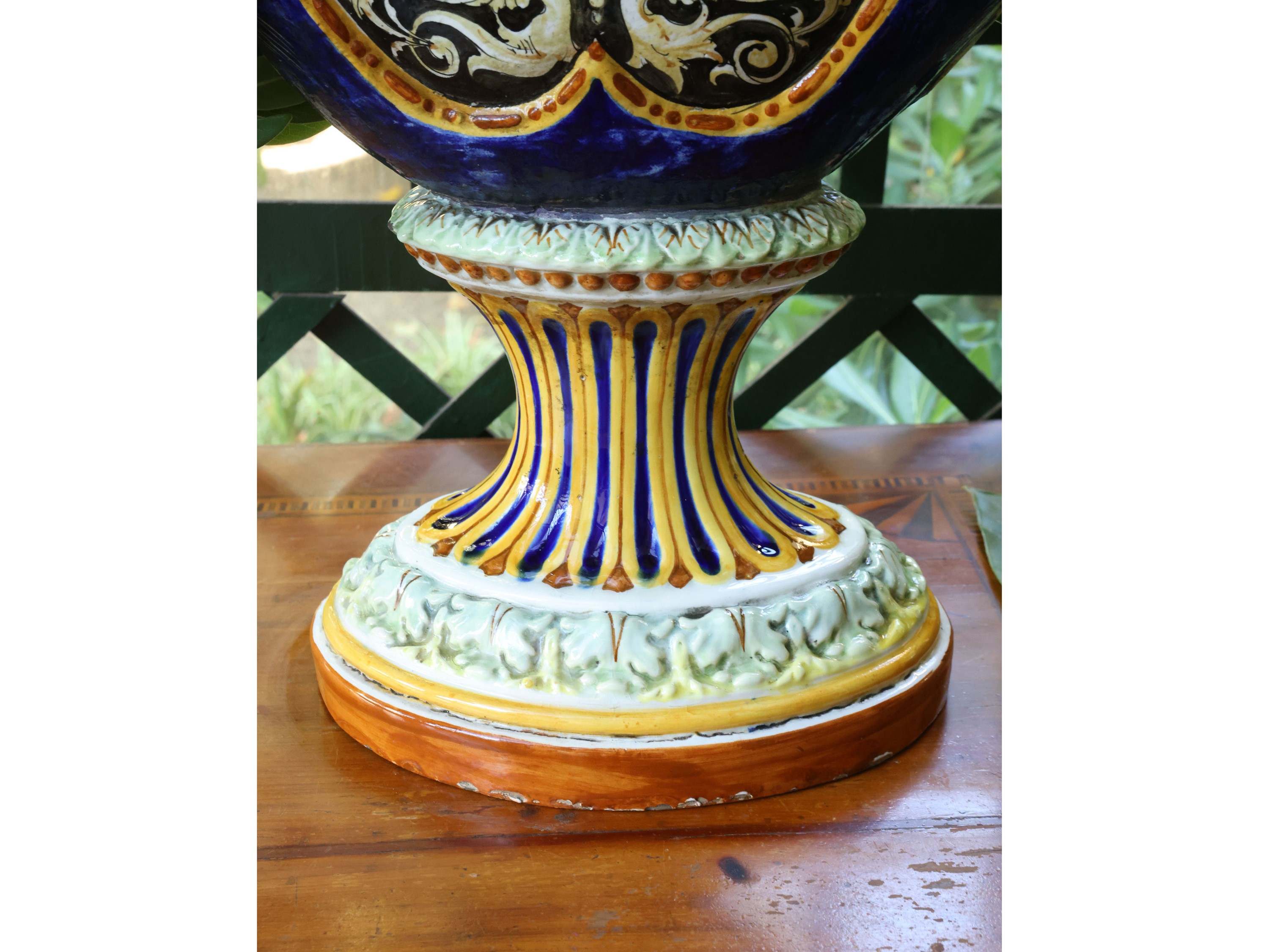 Minardi, grande vaso in terracotta smaltata a forma di fiasca con decorazione a grottesche