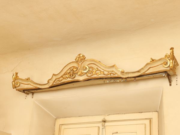 Valance in carved and gilded wood