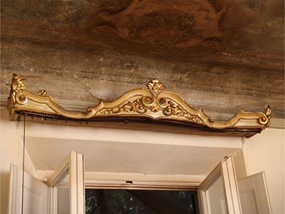 Arredo decorativo, Mantovana in legno intagliato e dorato (metà XIX secolo)