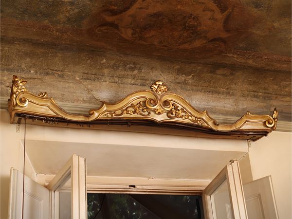 Mantovana in legno intagliato e dorato