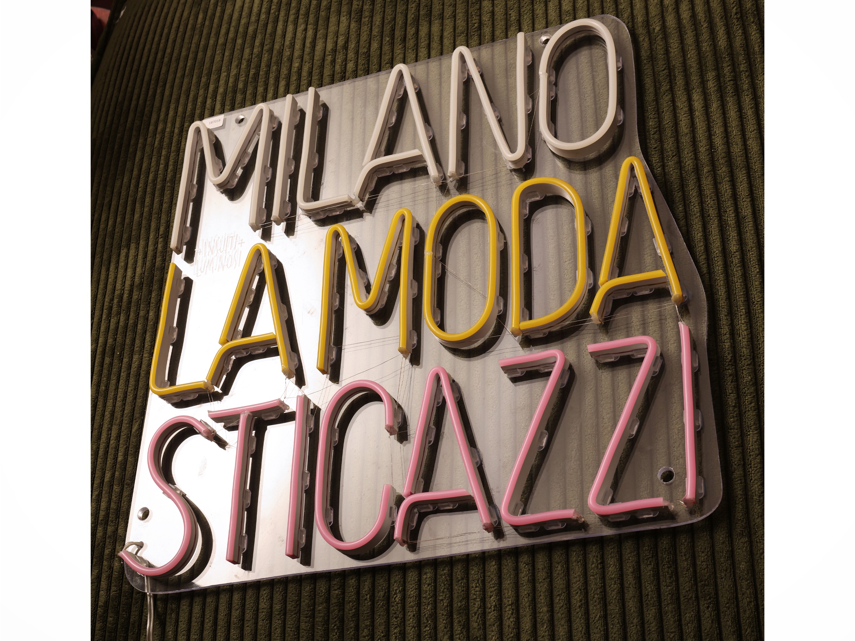 Insulti Luminosi - Milano, la moda, sti cazzi