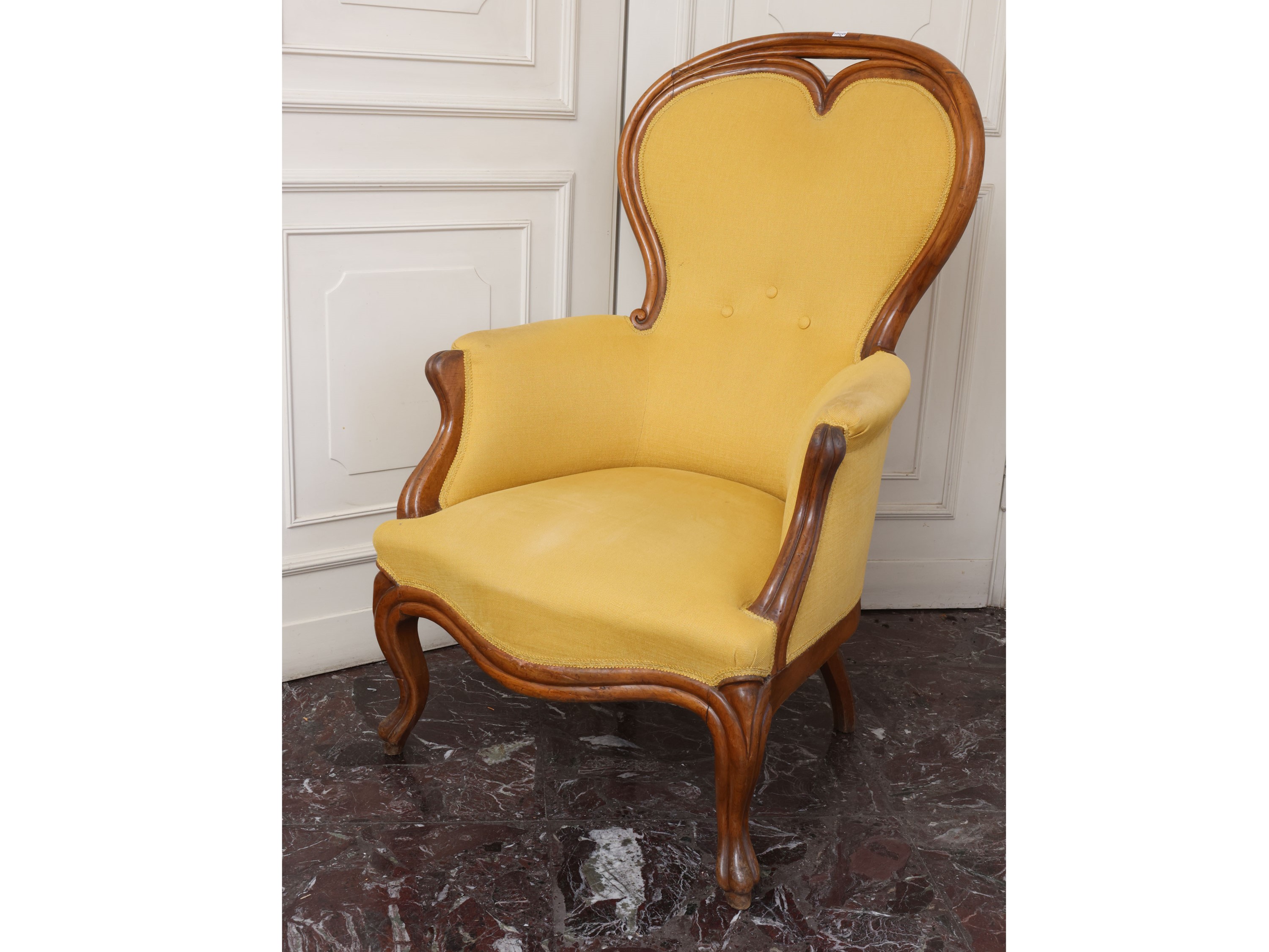 XIX secolo, Due poltroncine in noce imbottite e rivestite in cotone color giallo