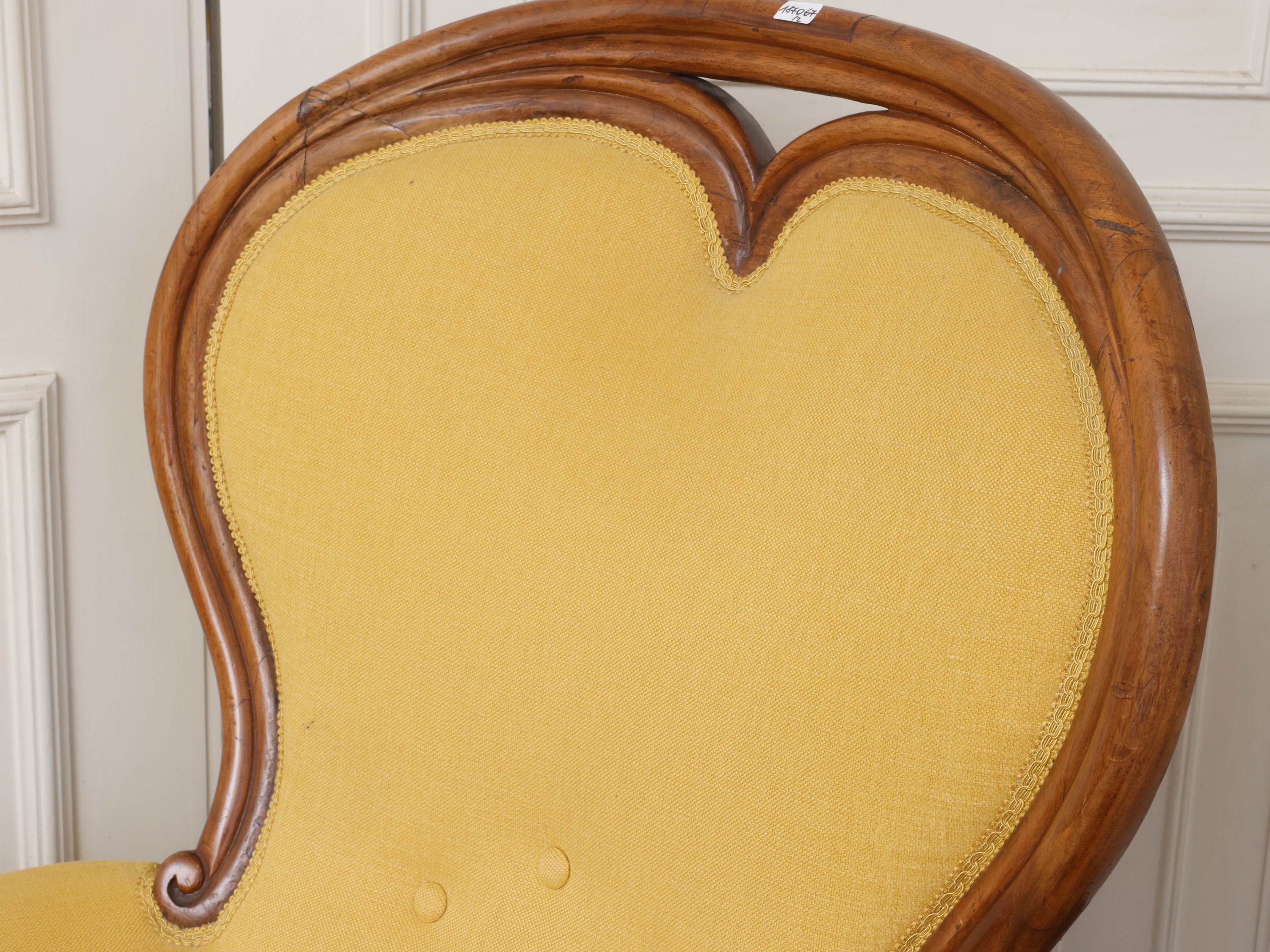 XIX secolo, Due poltroncine in noce imbottite e rivestite in cotone color giallo