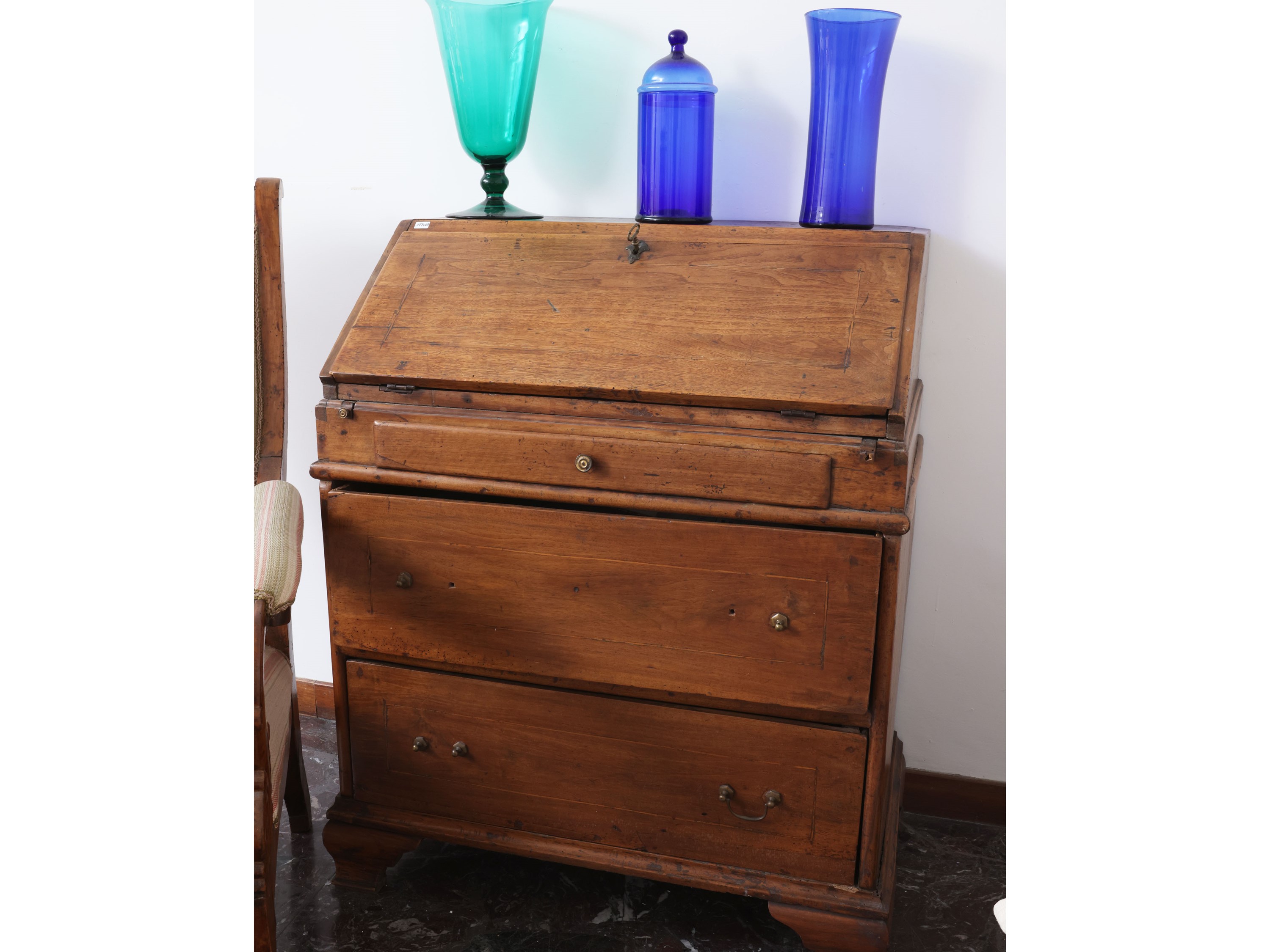 Cassettone da scrivania rustico in noce, piano a ribalta, XIX secolo