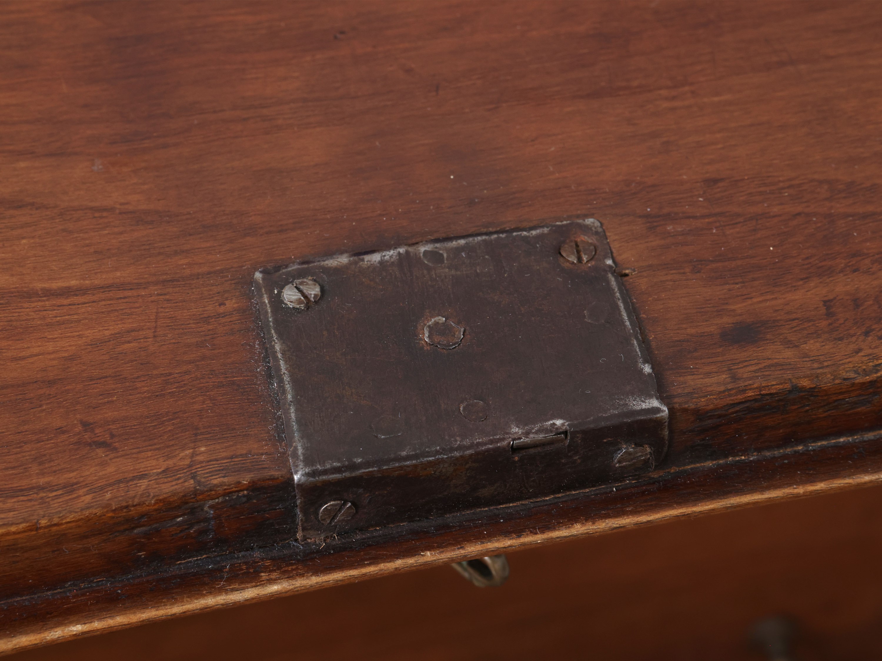 Cassettone da scrivania rustico in noce, piano a ribalta, XIX secolo