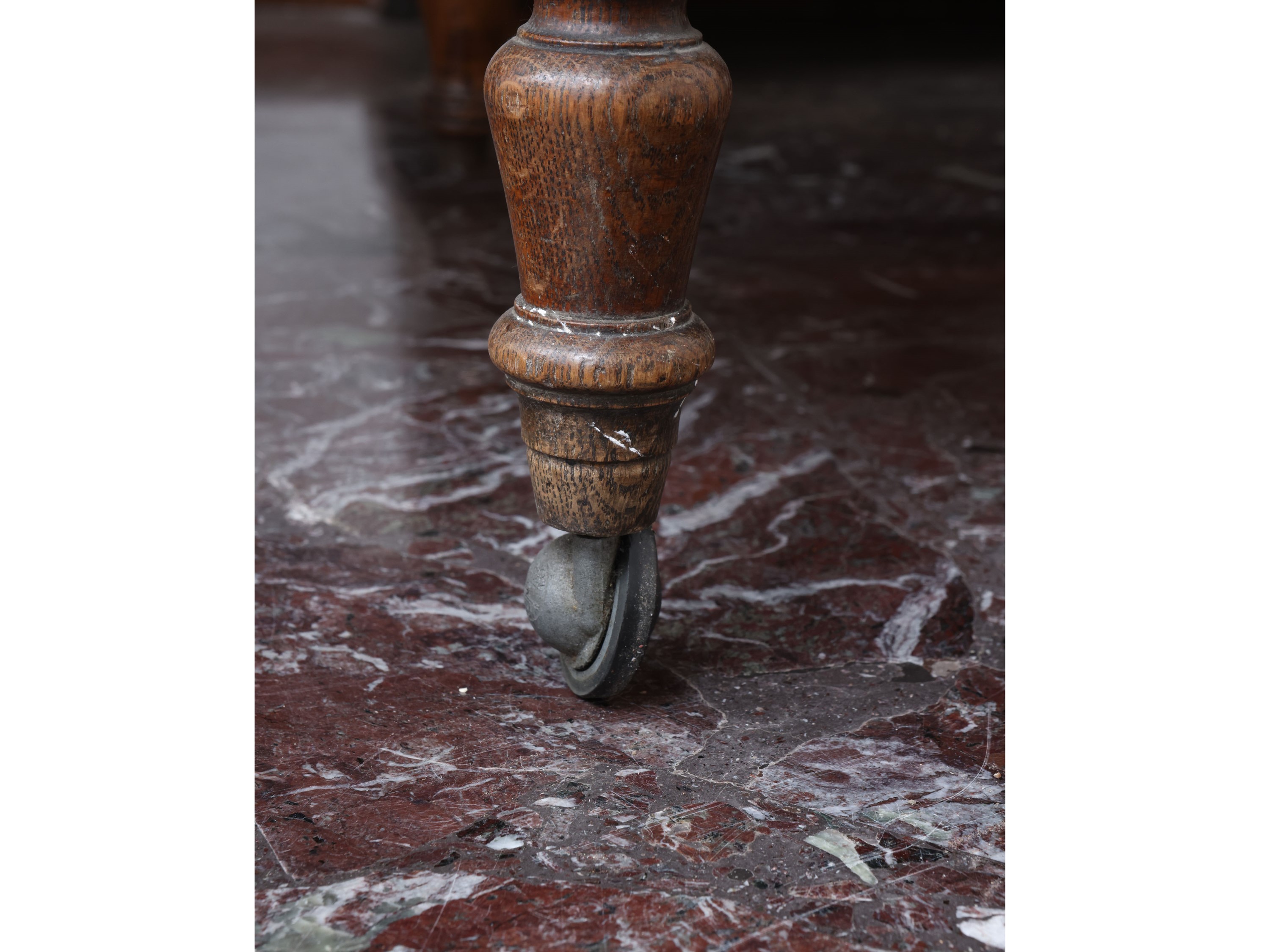 Cassettone da scrivania rustico in noce, piano a ribalta, XIX secolo