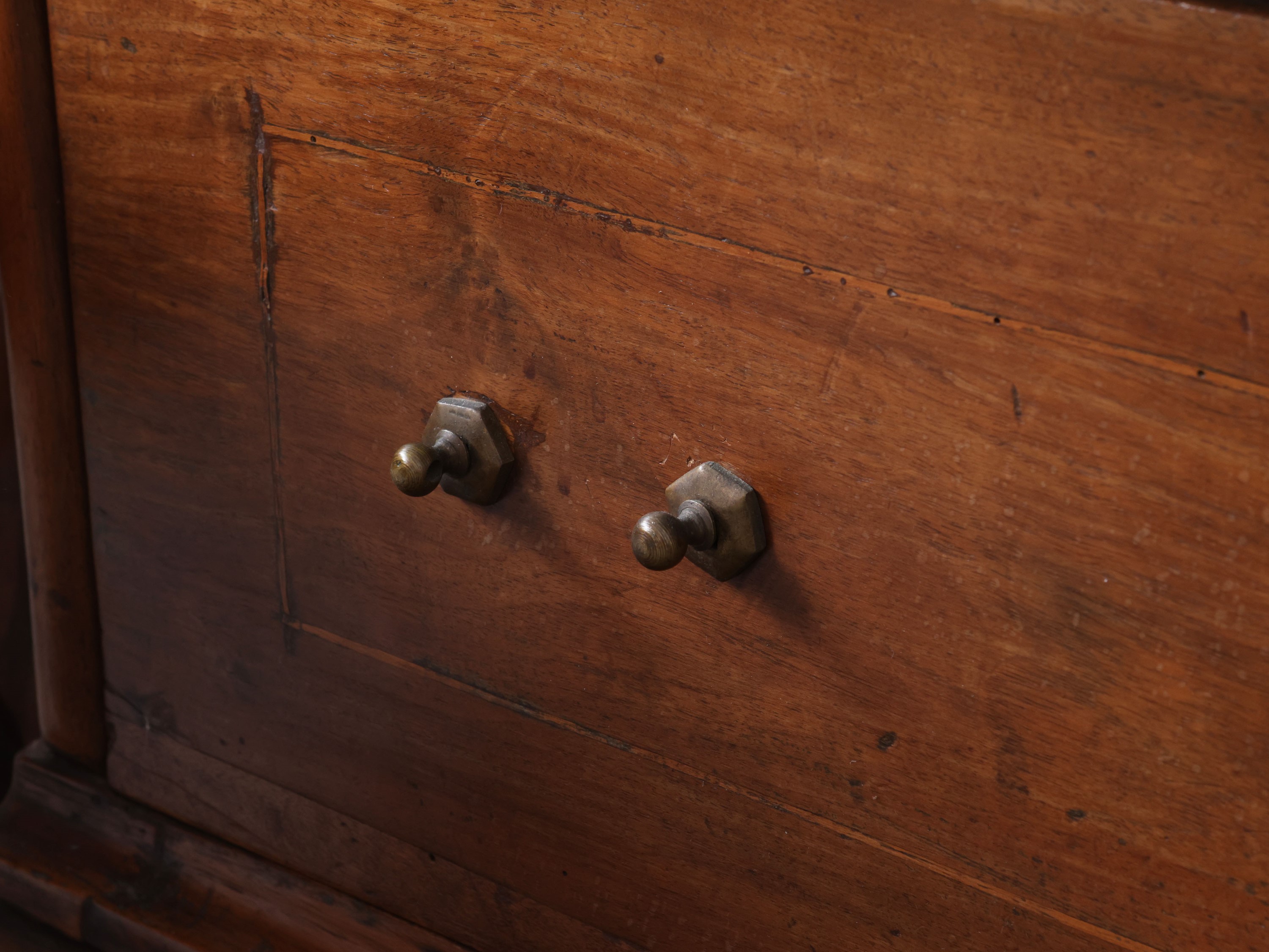 Cassettone da scrivania rustico in noce, piano a ribalta, XIX secolo