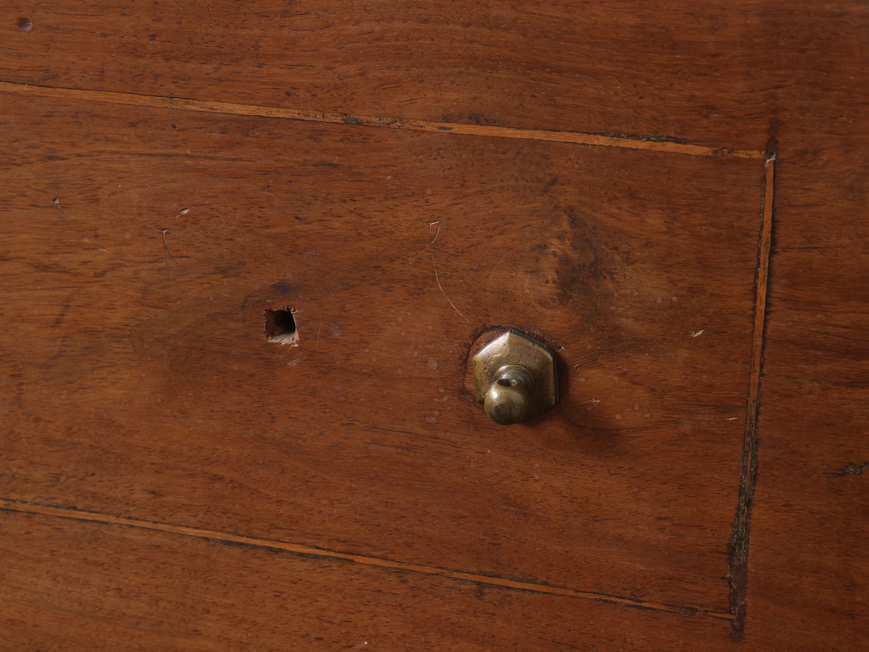 Cassettone da scrivania rustico in noce, piano a ribalta, XIX secolo