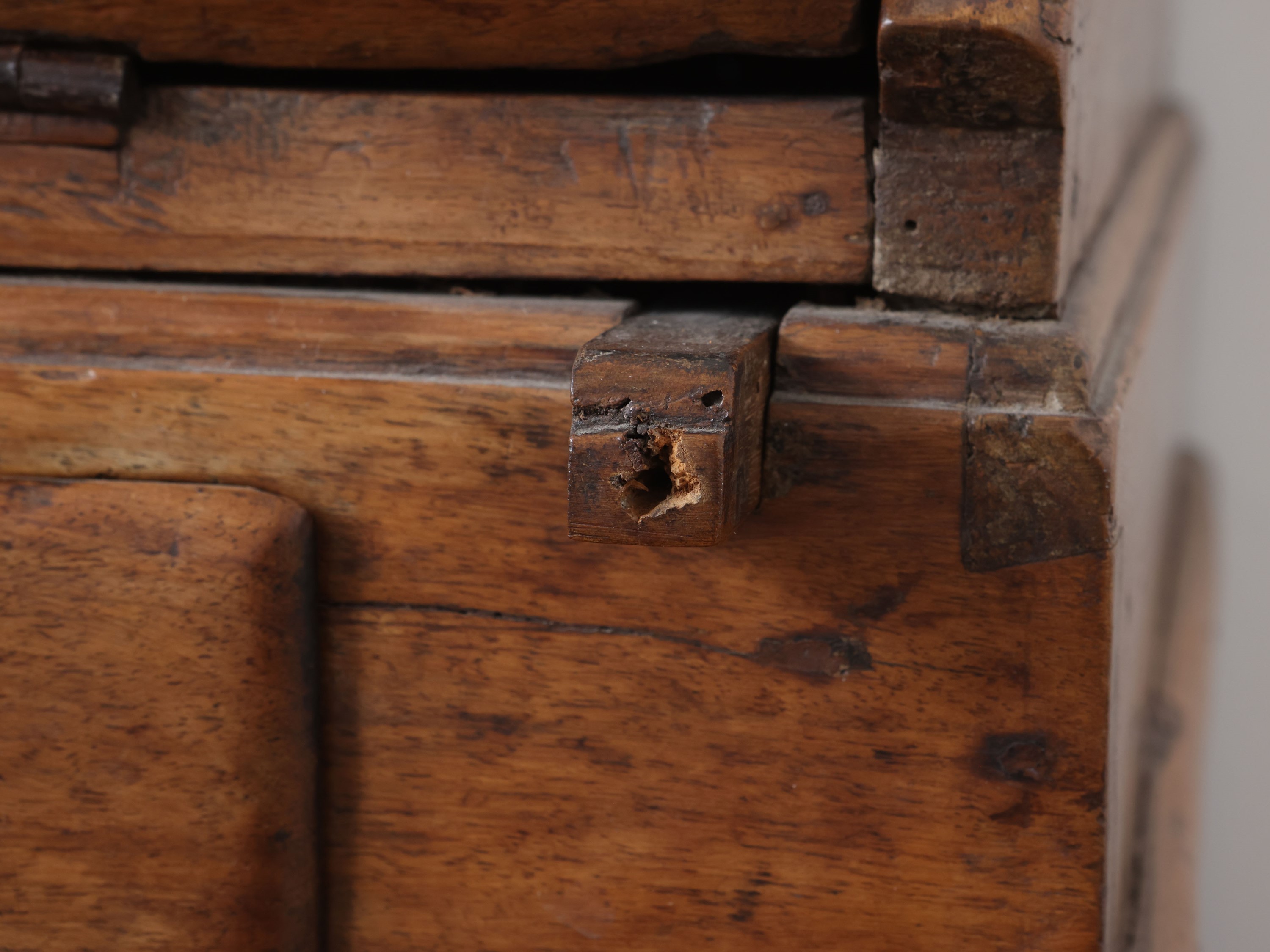 Cassettone da scrivania rustico in noce, piano a ribalta, XIX secolo