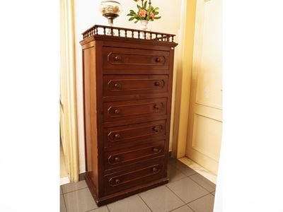 Cassettiera in legno tenero, piano con bordo a ringhiera e sei cassetti modanati