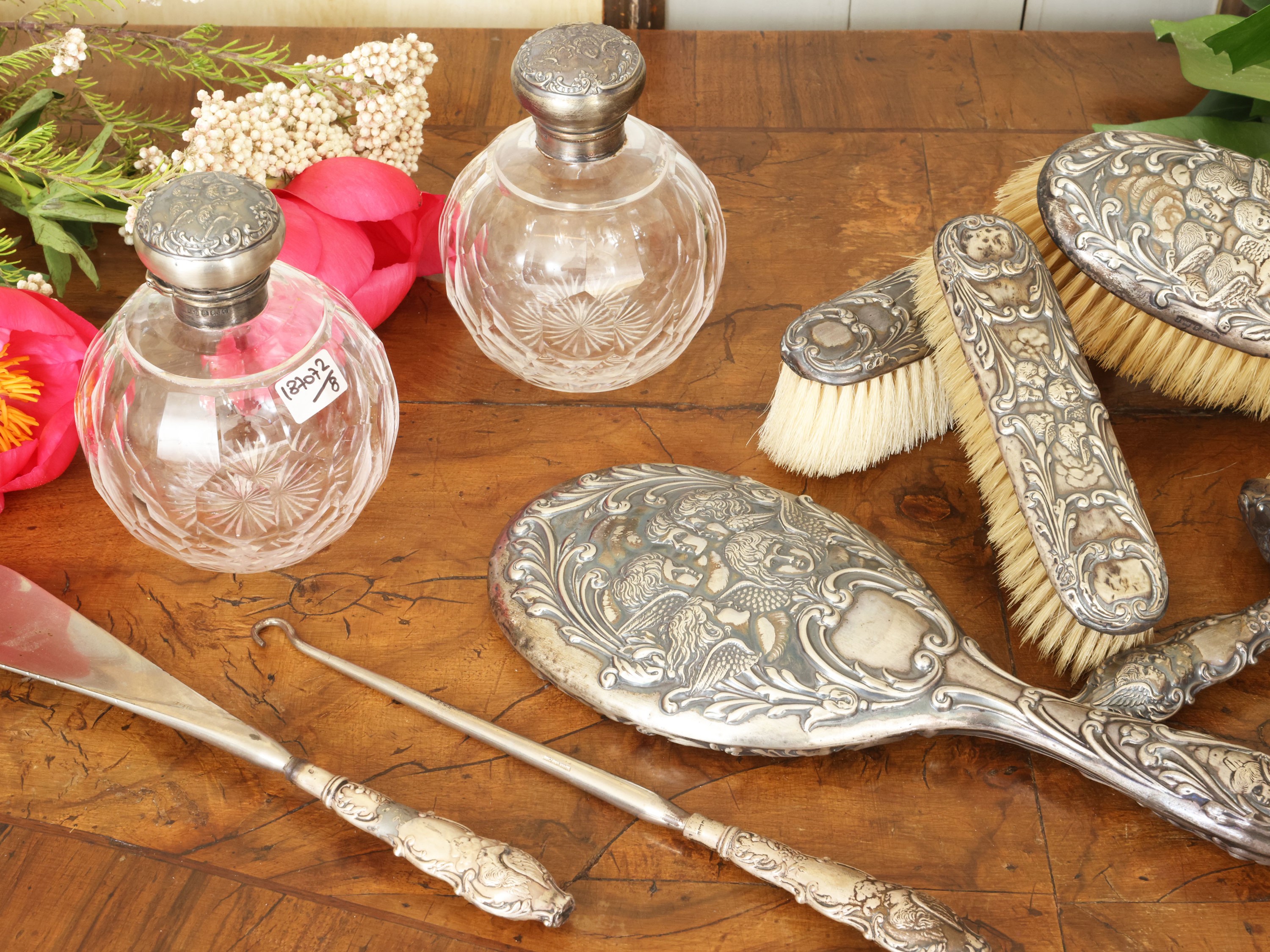 Birmingham, 1904, Set da toilette in argento con specchio a mano e accessori da toeletta