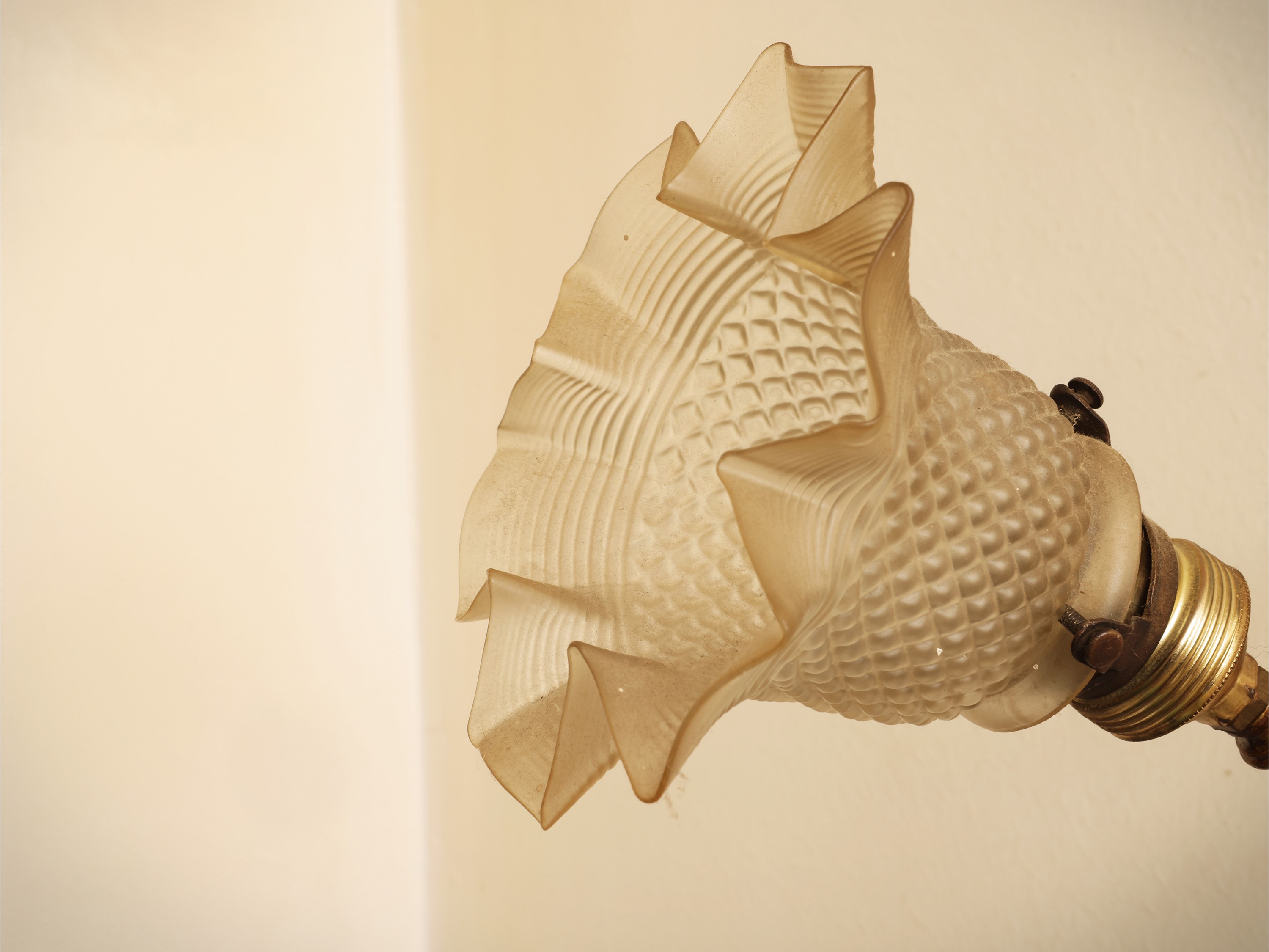 Coppia di applique, metallo dorato con braccio orientabile e bobeche in vetro