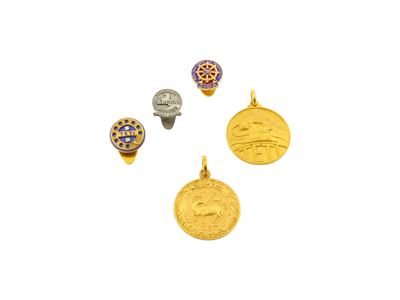 Ditta Teti e istituzioni italiane, Due medaglie e spilla in oro 18 kt con altre spille