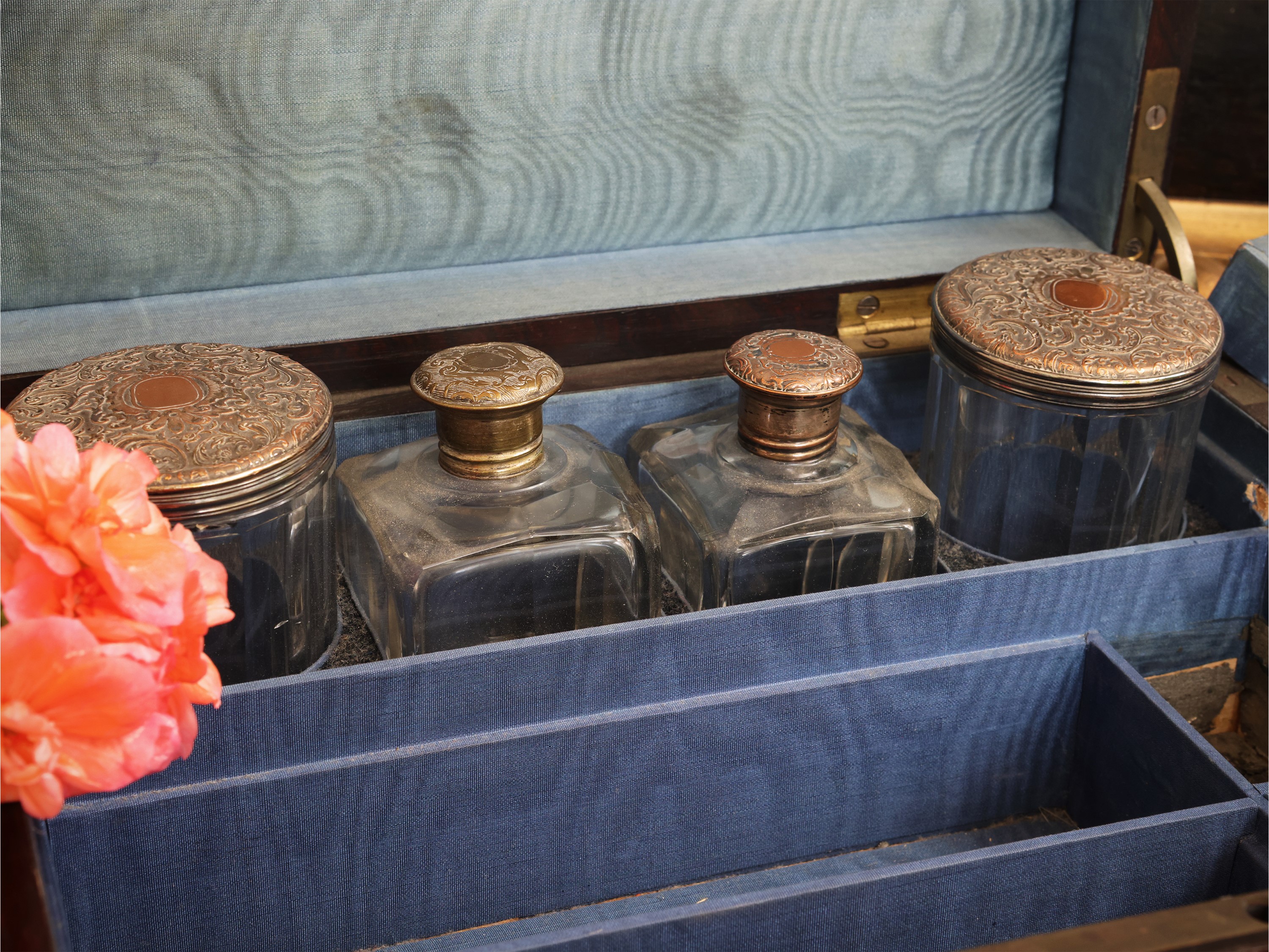 Set da toilette da viaggio, mogano, filettature e dettagli in ottone, fine XIX secolo