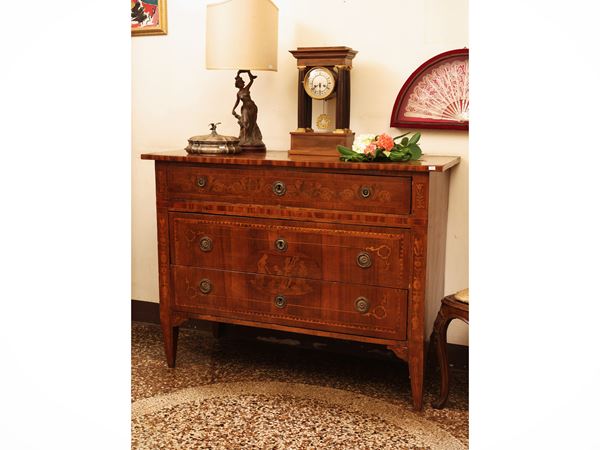 Chest of drawers in walnut veneer and walnut feather