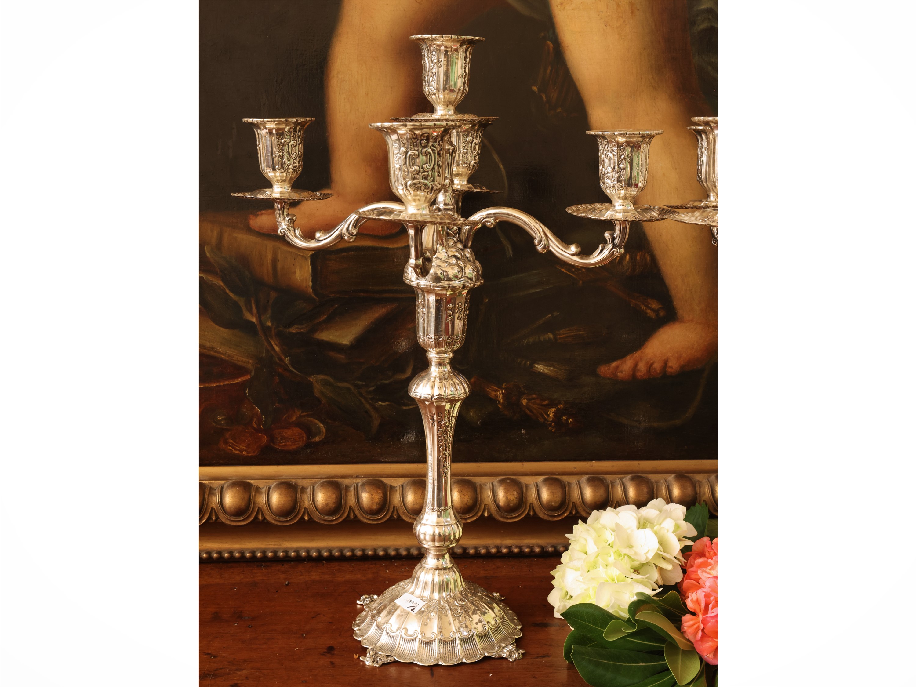 Coppia di candelabri in argento, incisi e sbalzati con bouquet floreale