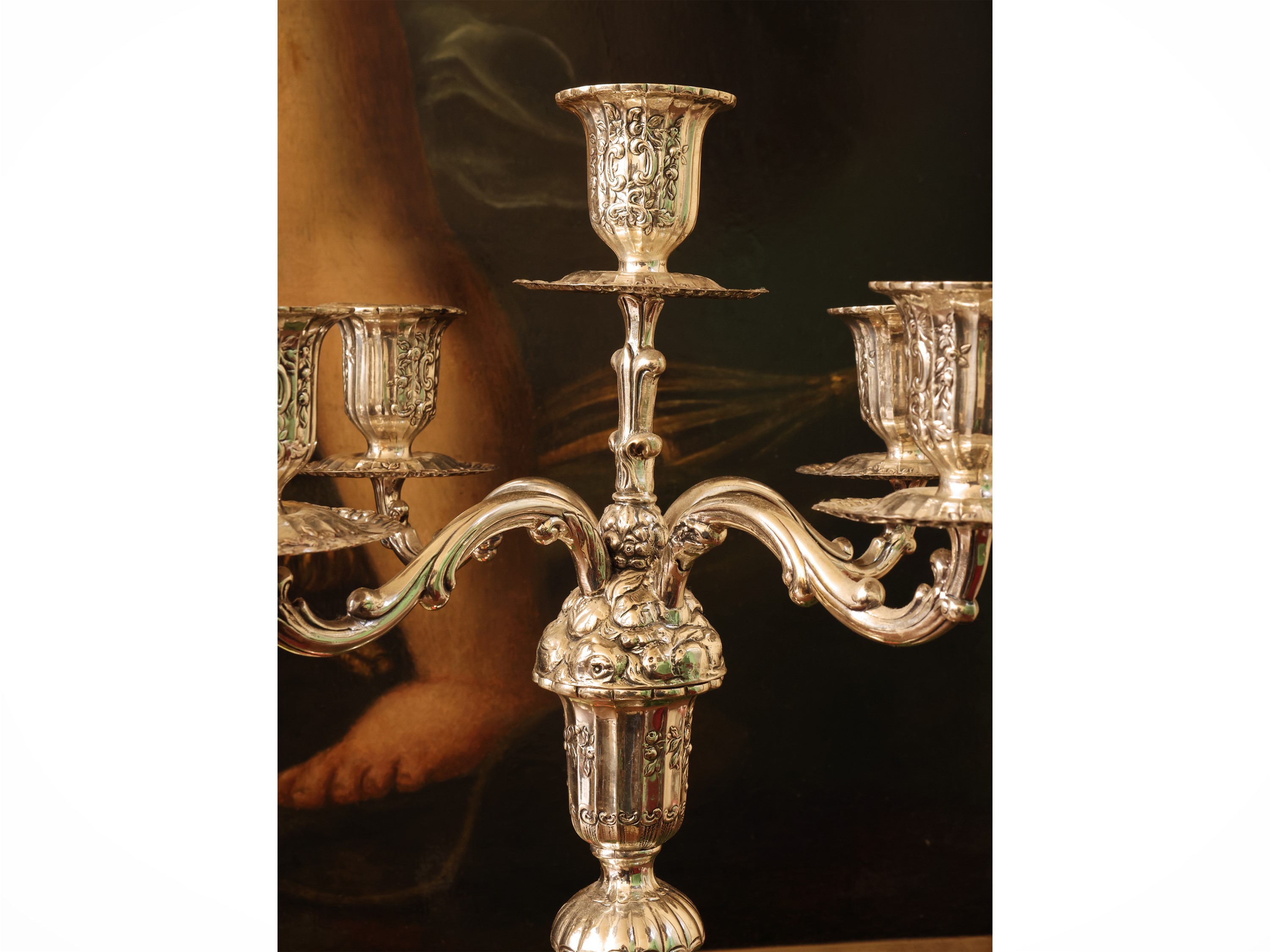 Coppia di candelabri in argento, incisi e sbalzati con bouquet floreale