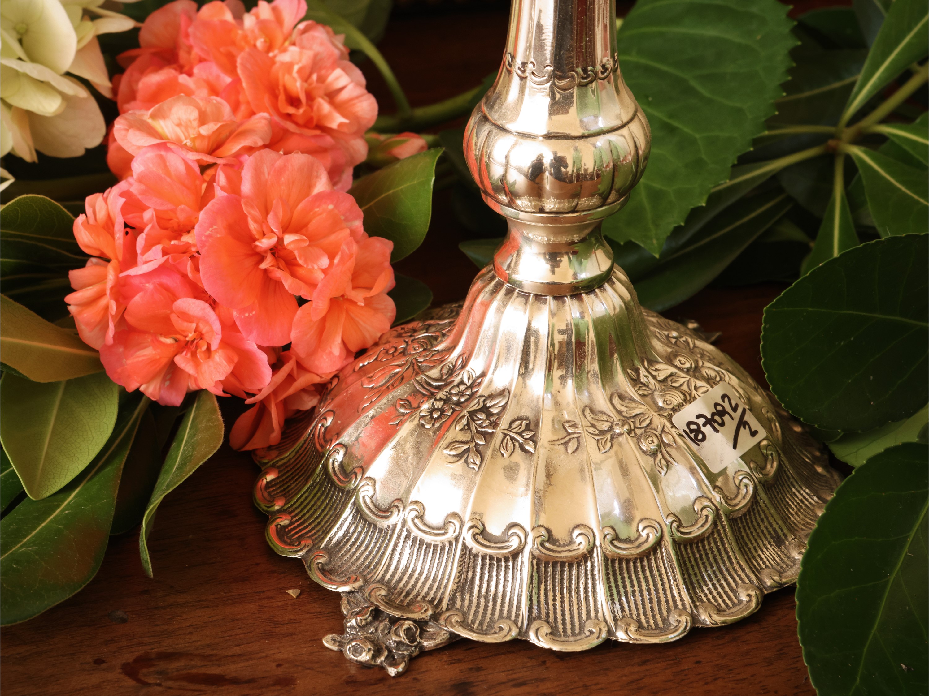 Coppia di candelabri in argento, incisi e sbalzati con bouquet floreale
