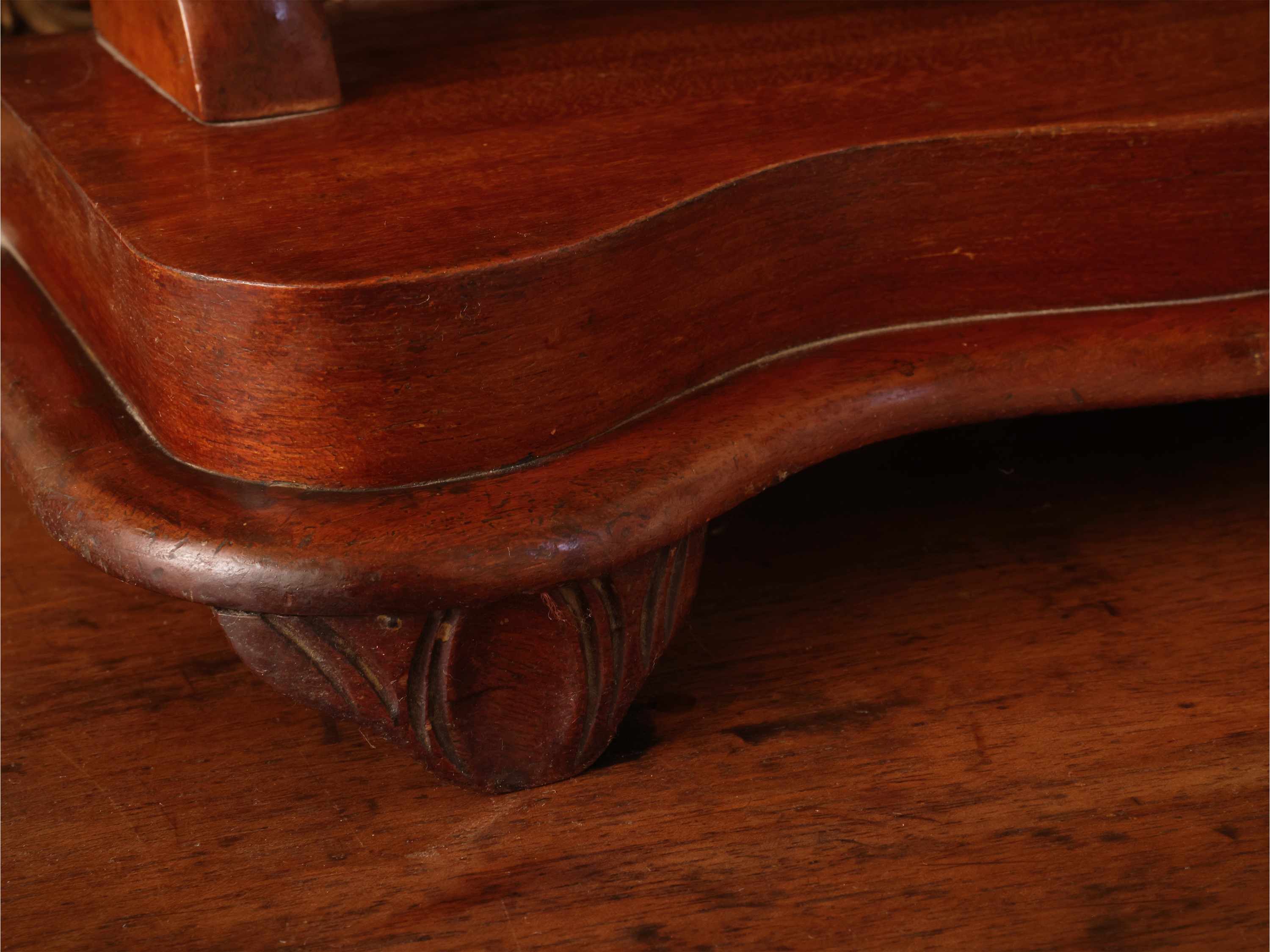 Piccola psiche da toilette, specchio centinato orientabile in legno di noce