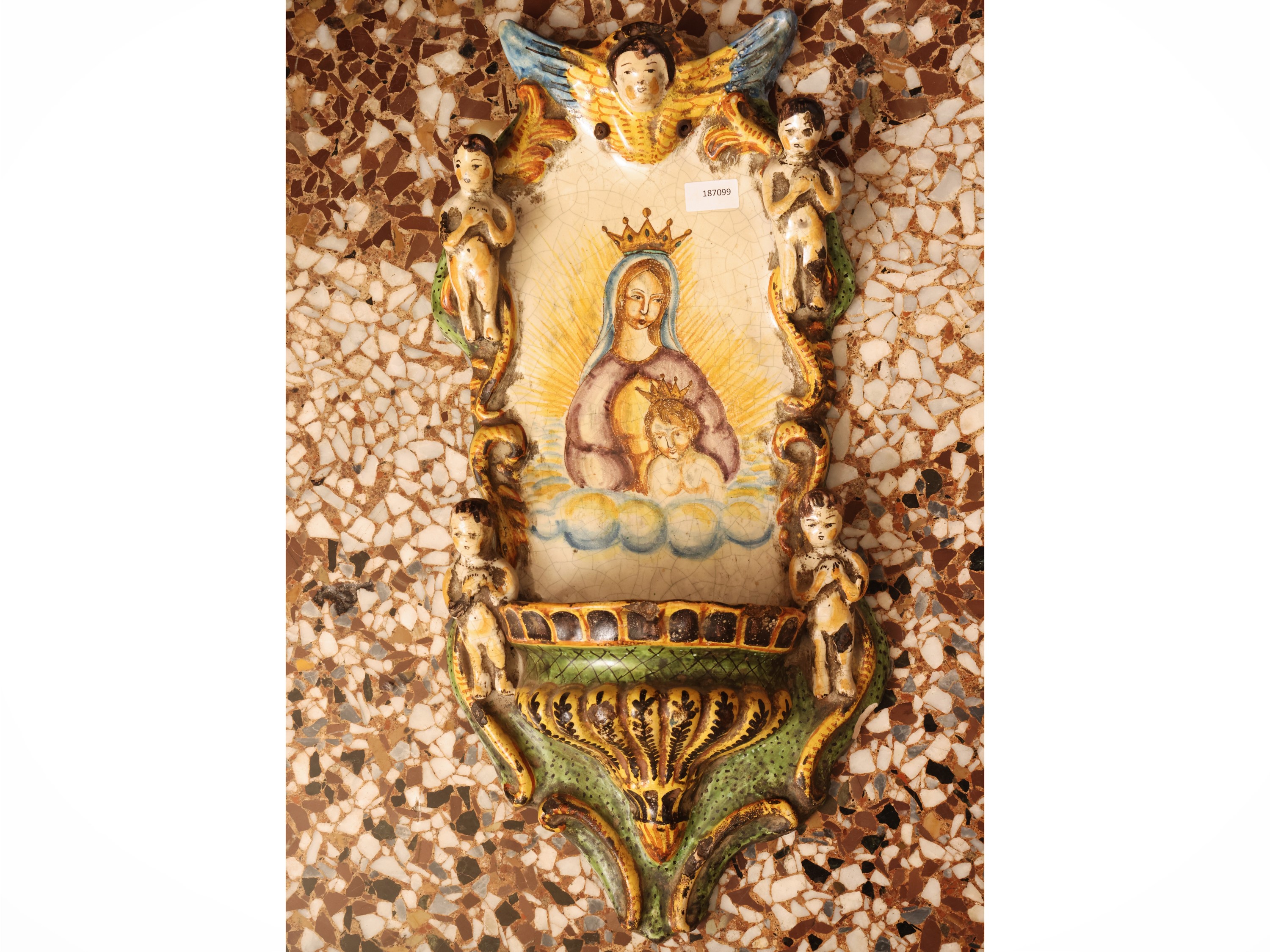 Acquasantiera pensile, Madonna con Bambino e amorini, maiolica dipinta in policromia (Italia Cent...