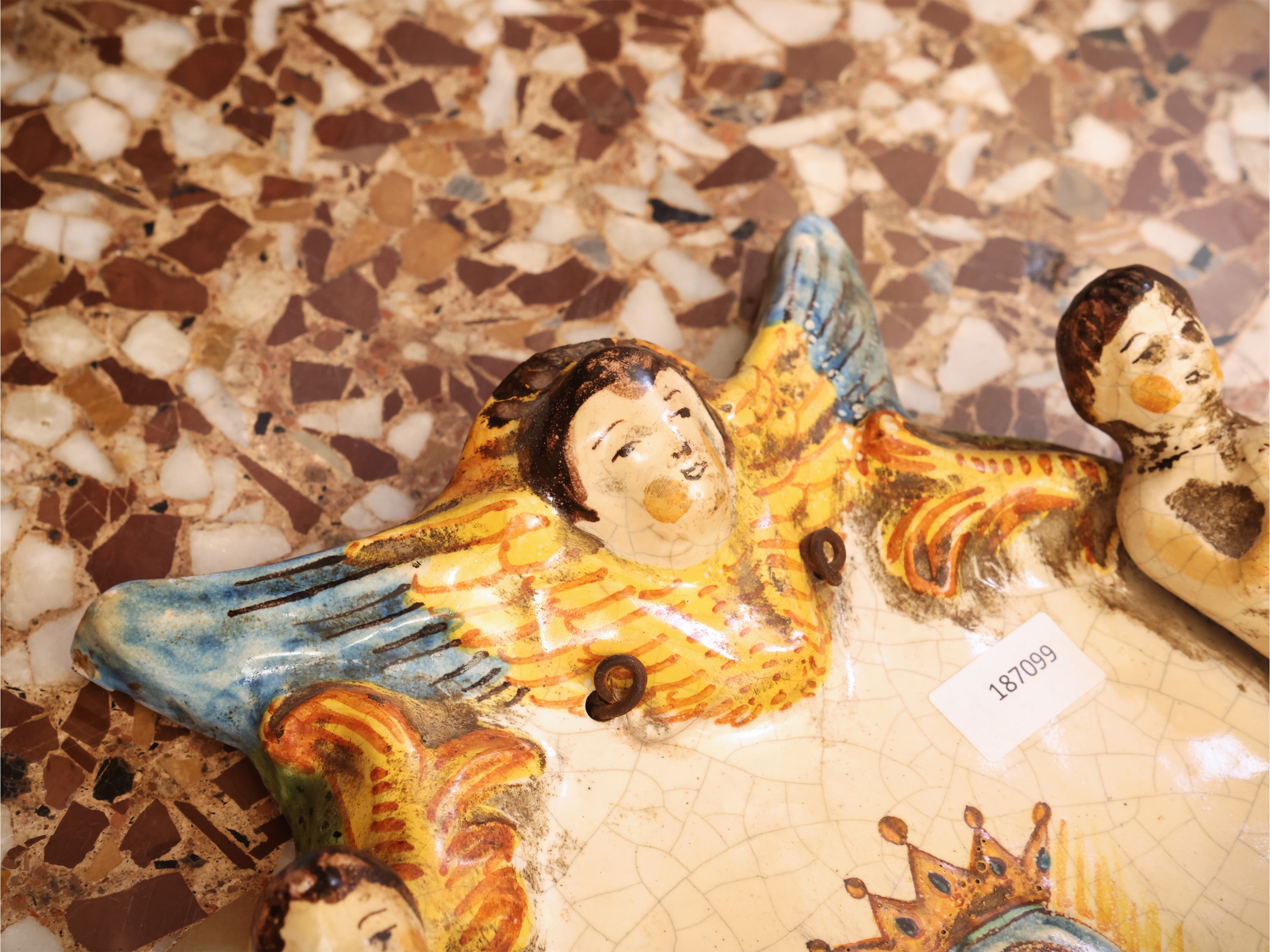 Acquasantiera pensile, Madonna con Bambino e amorini, maiolica dipinta in policromia (Italia Cent...