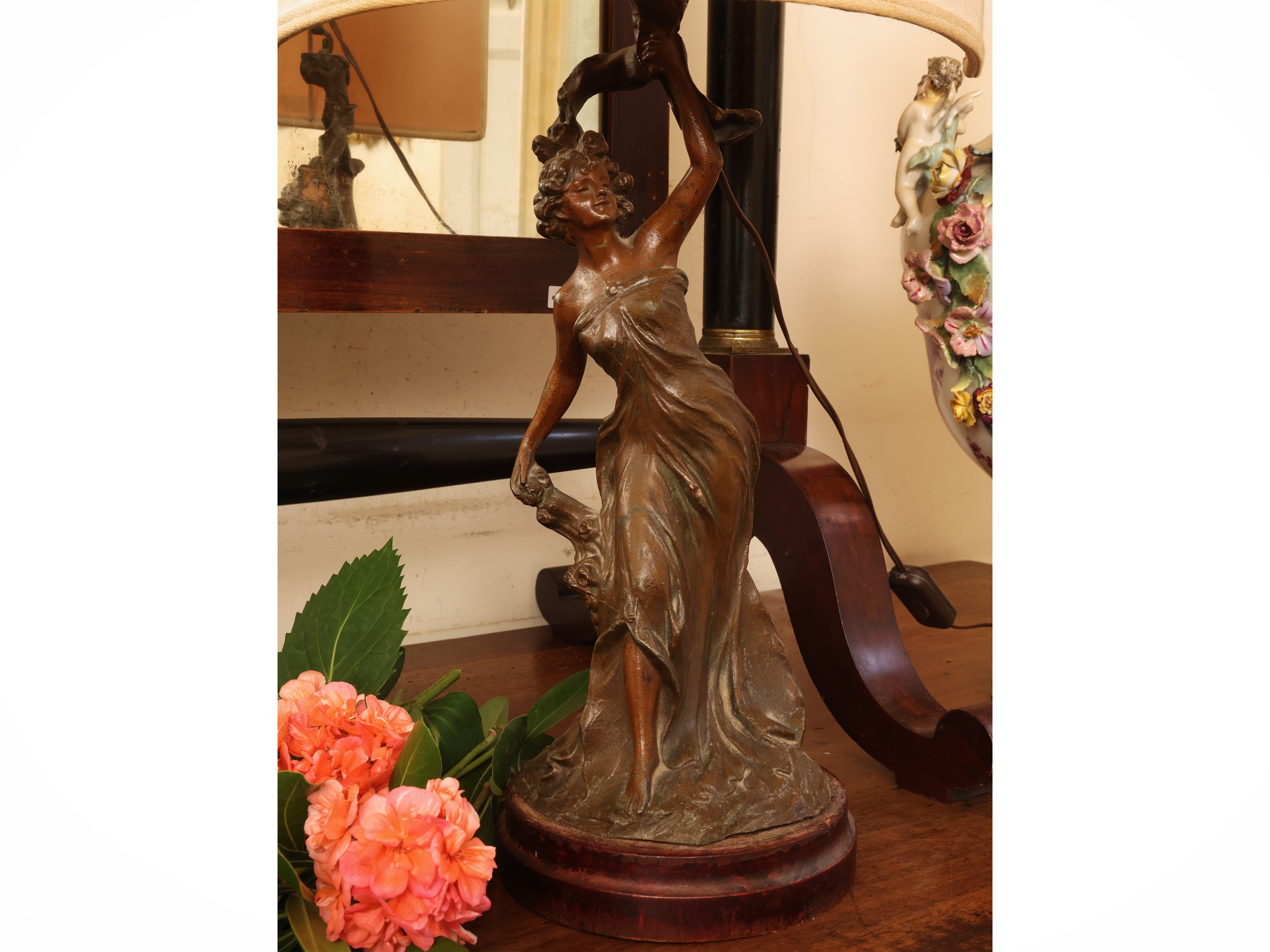 Inizio XX secolo, Lume da tavolo in antimonio patinato con figura femminile in stile Art Nouveau