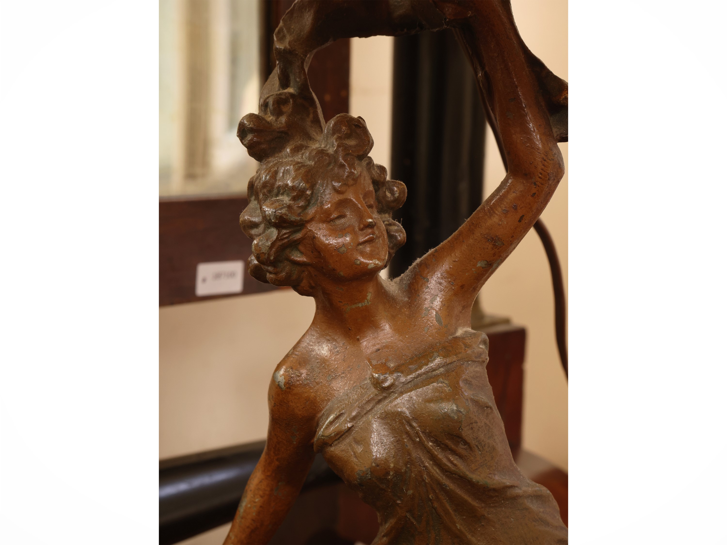Inizio XX secolo, Lume da tavolo in antimonio patinato con figura femminile in stile Art Nouveau