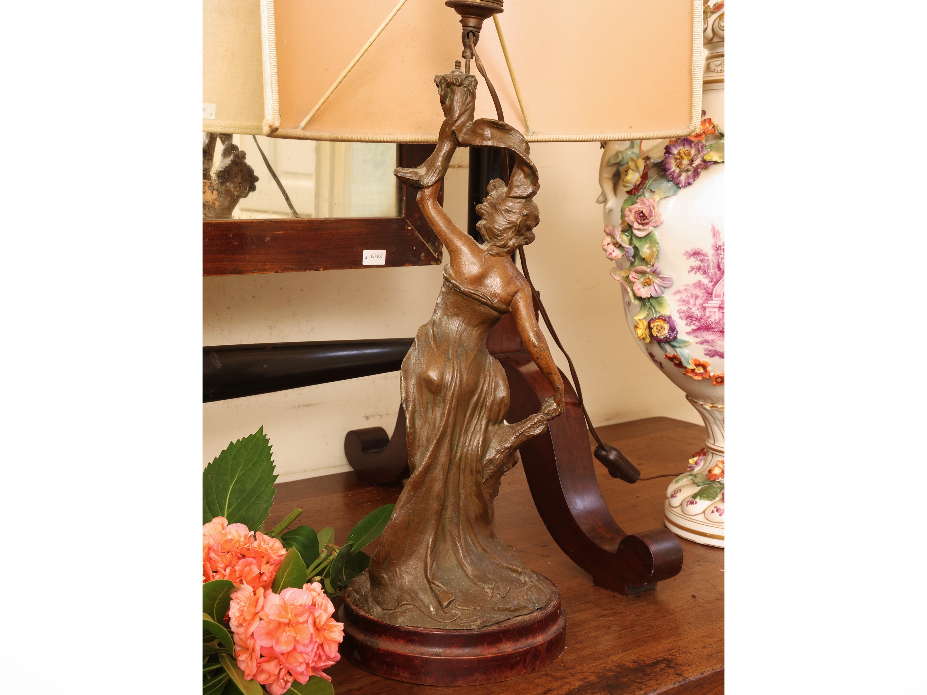 Inizio XX secolo, Lume da tavolo in antimonio patinato con figura femminile in stile Art Nouveau