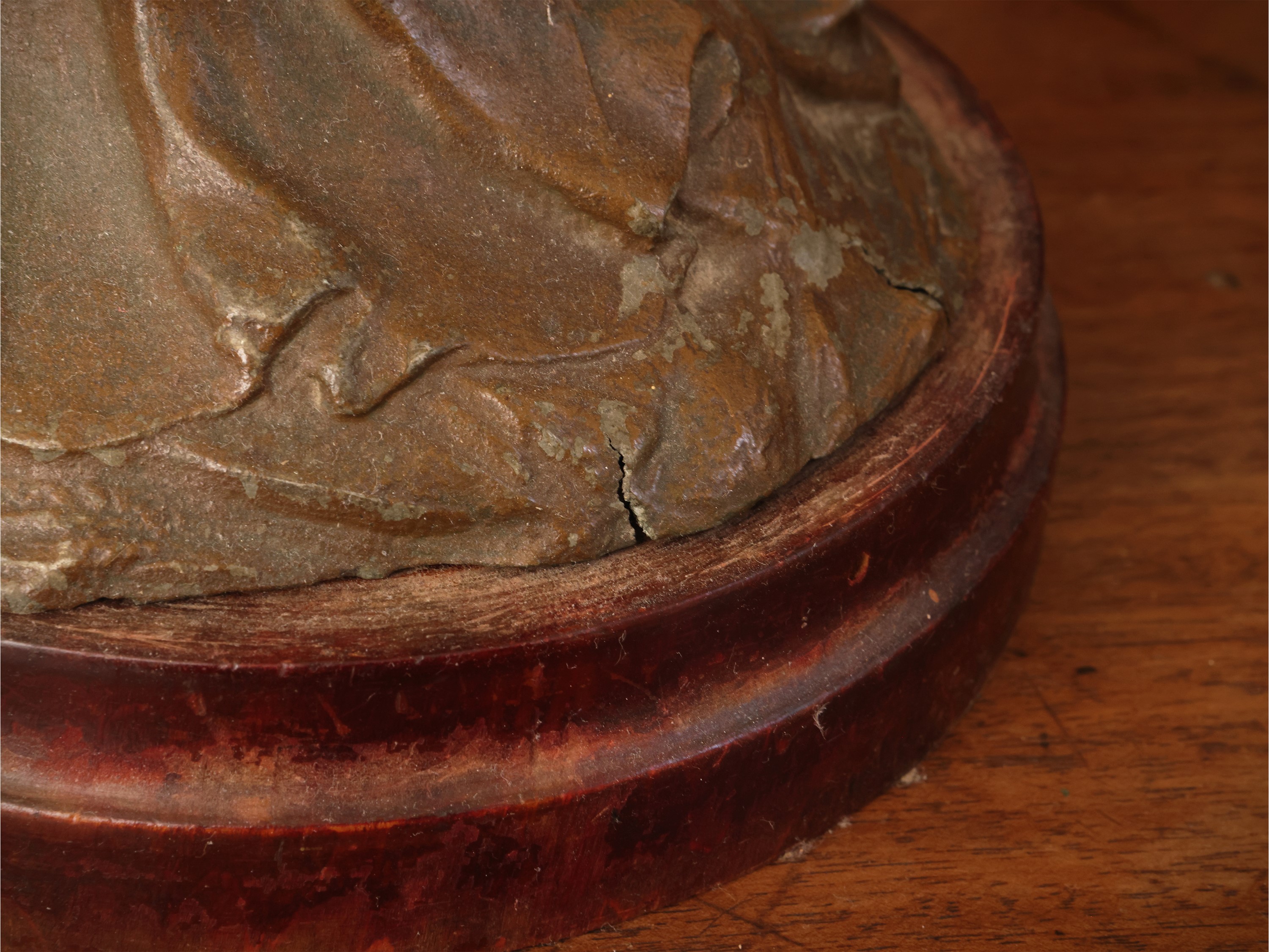 Inizio XX secolo, Lume da tavolo in antimonio patinato con figura femminile in stile Art Nouveau