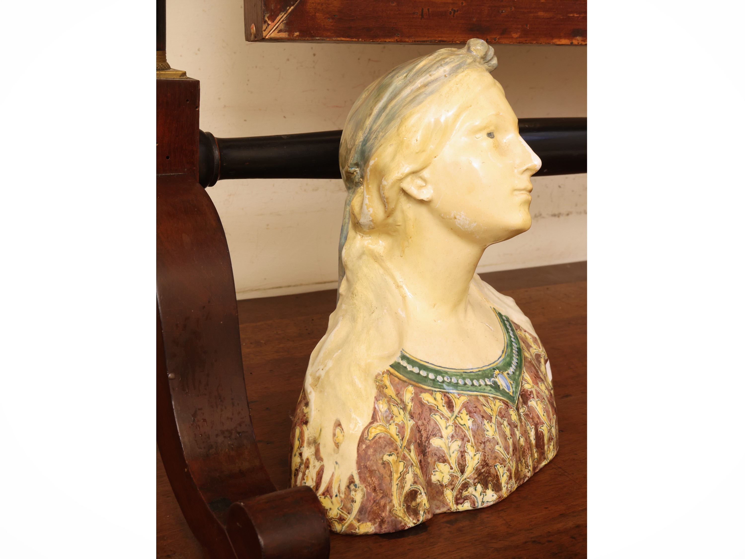 Manifattura Minghetti, Mezzobusto muliebre in maiolica