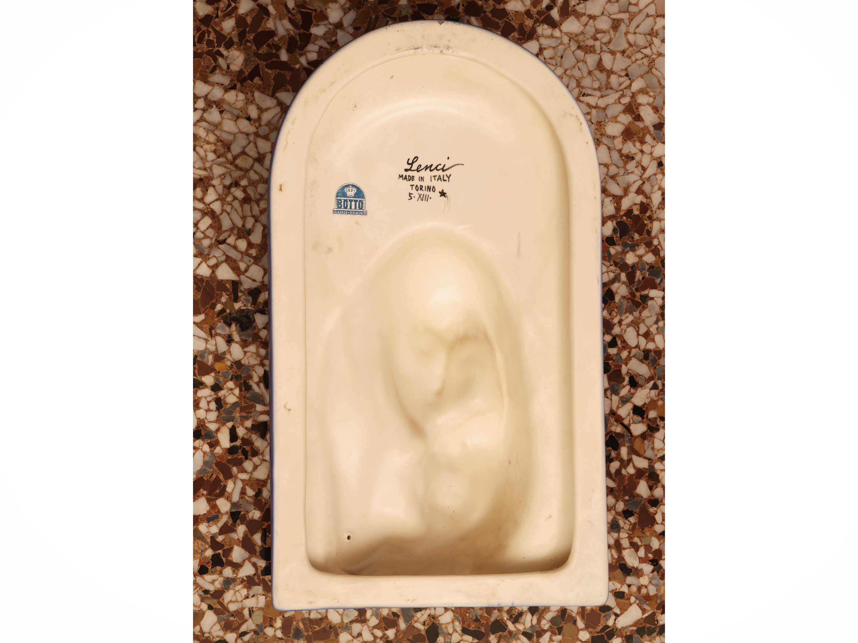 Otto Mariani - Madonna con Bambino (Lenci), placca in ceramica smaltata in altorilievo