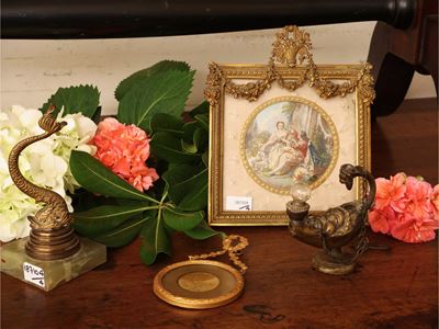 Curiosità d’epoca, composizione di miniature e oggetti decorativi (XIX/XX secolo)