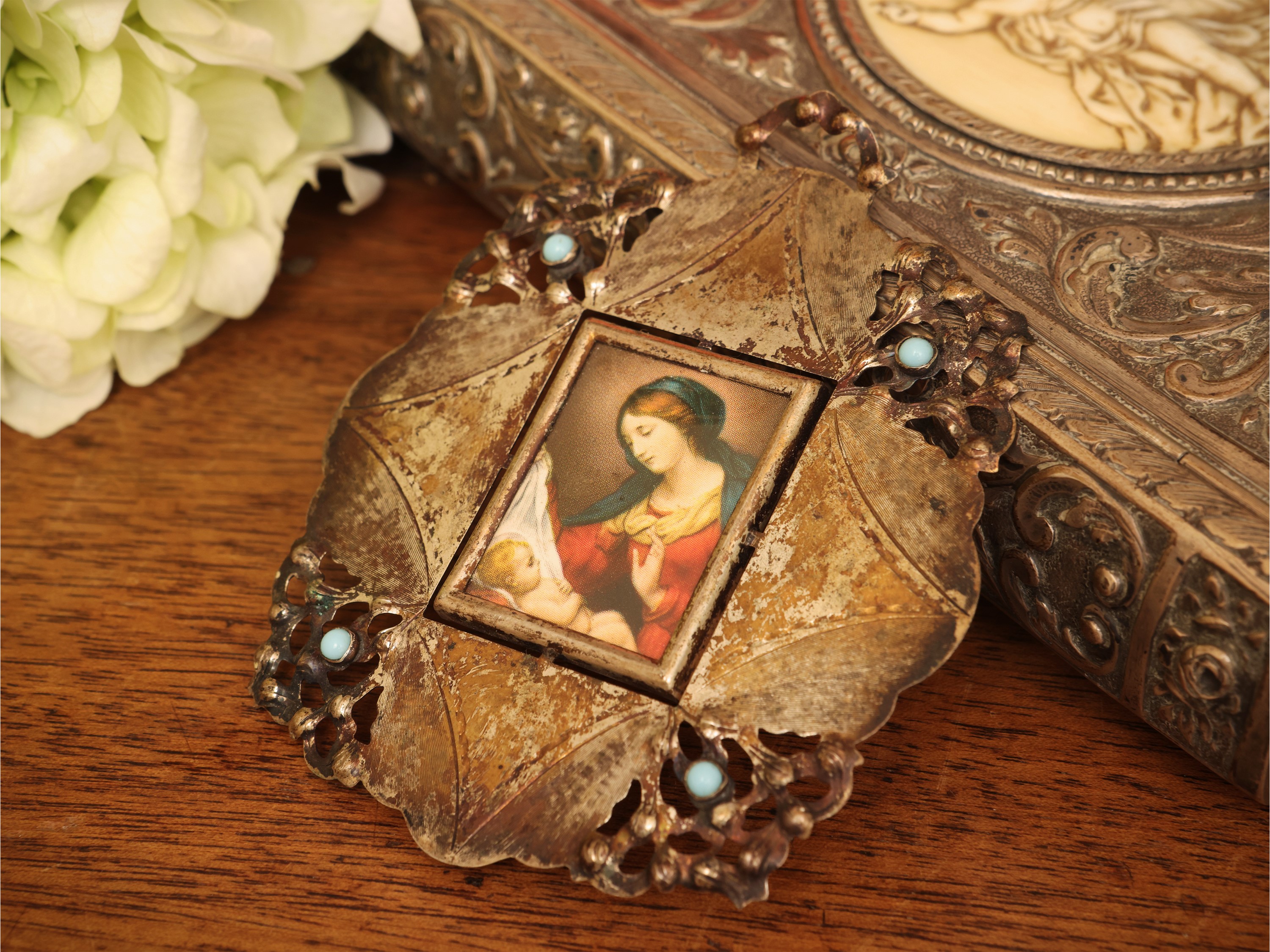 Pendente devozionale con miniatura raffigurante la Madonna con Bambino, argento e turchesi