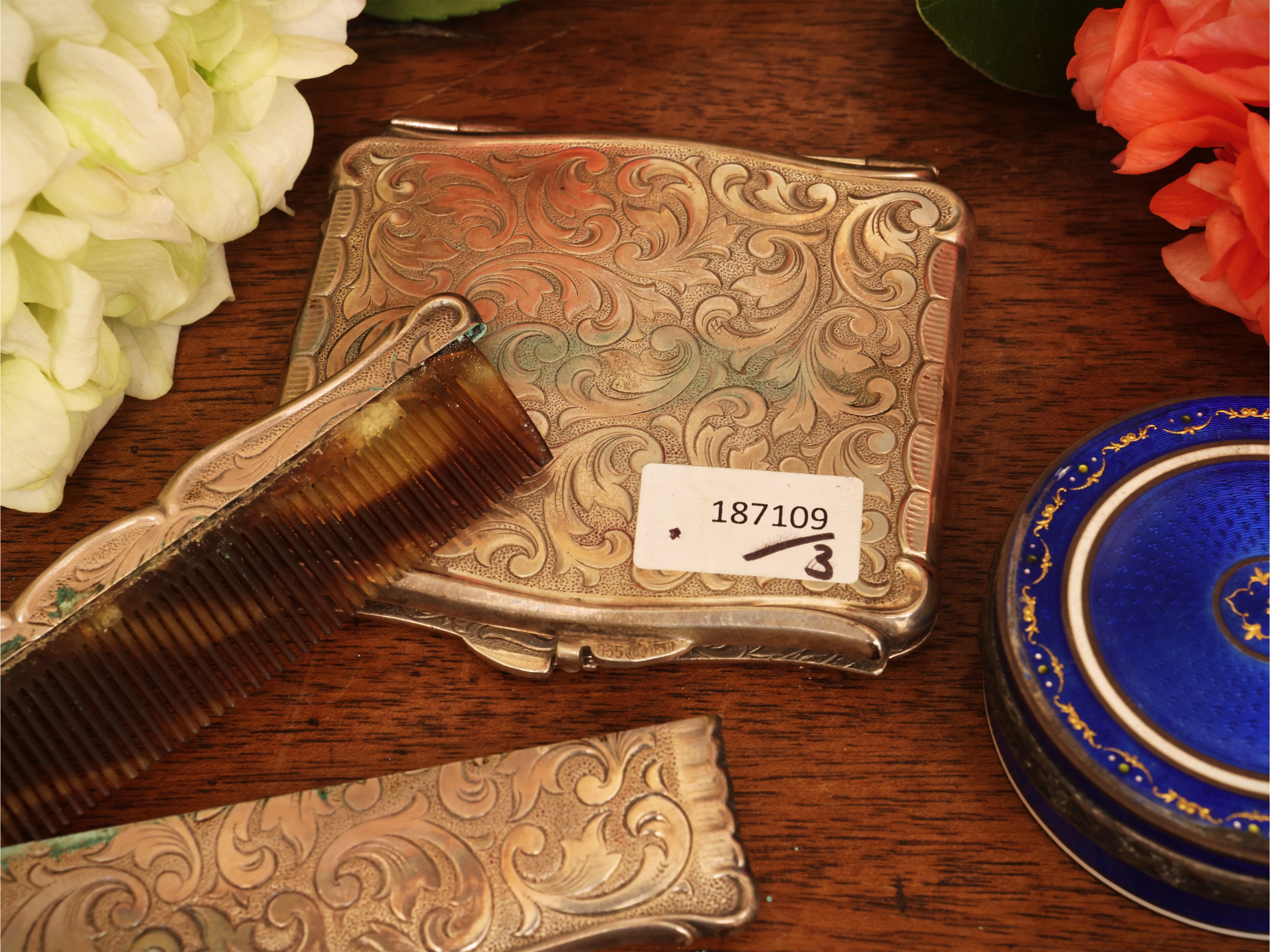 Galanterie d’epoca, portapillole in argento 835 sbalzato con scatolina in smalto blu cobalto e pe...