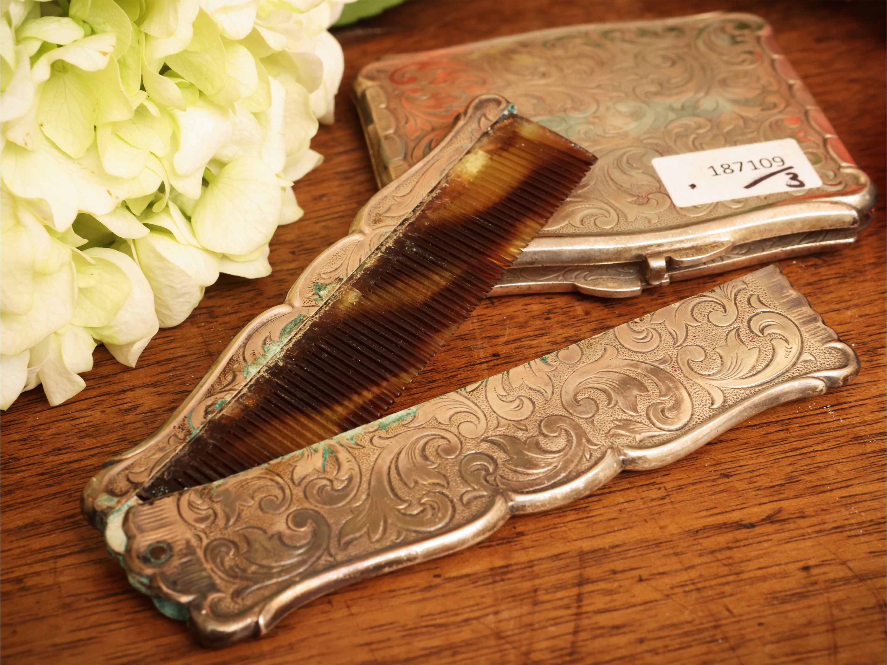 Galanterie d’epoca, portapillole in argento 835 sbalzato con scatolina in smalto blu cobalto e pe...