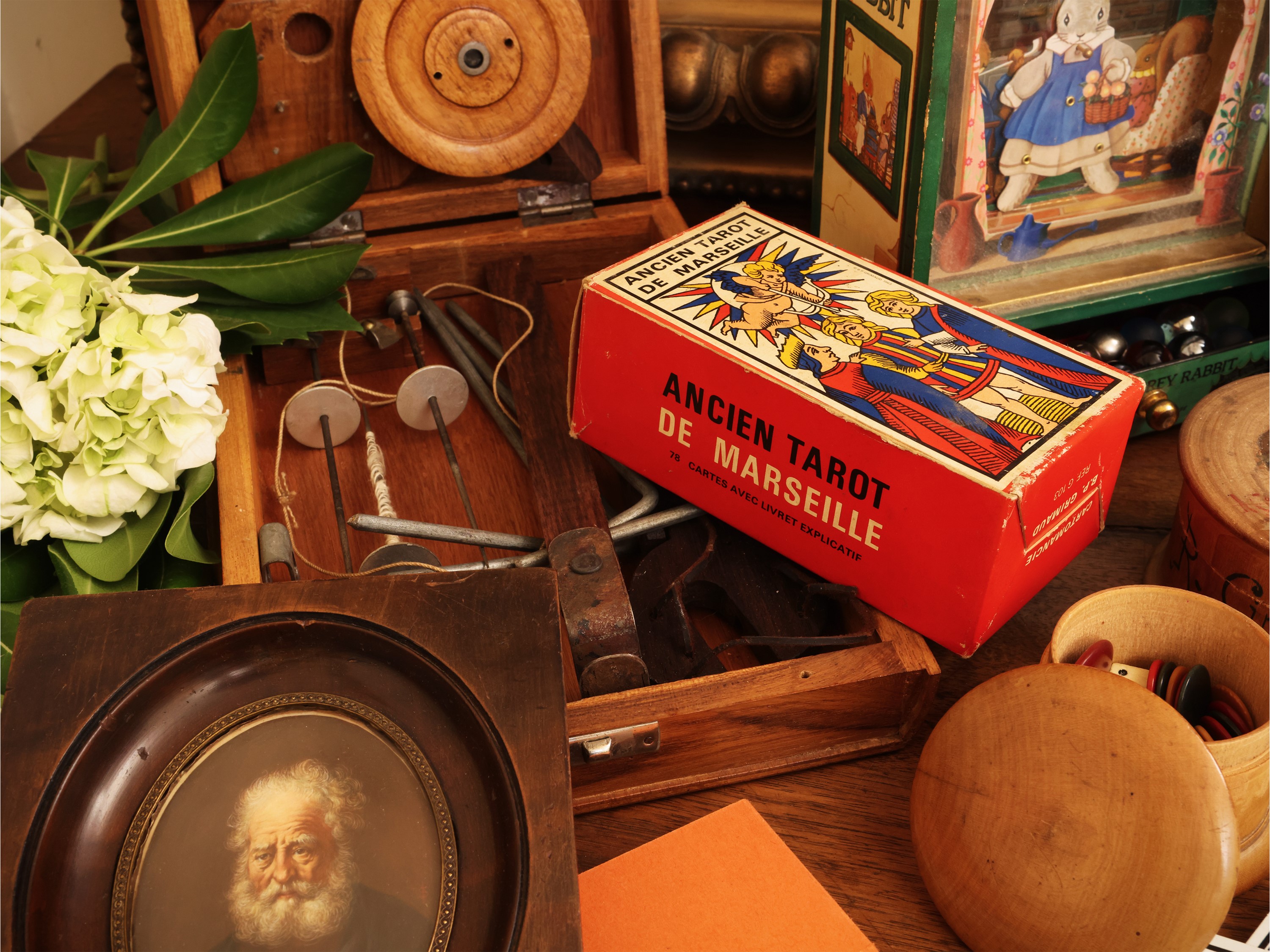 Lotto di curiosità d’epoca, balocchi e accessori da gioco, raccolta di ninnoli e oggetti decorati...