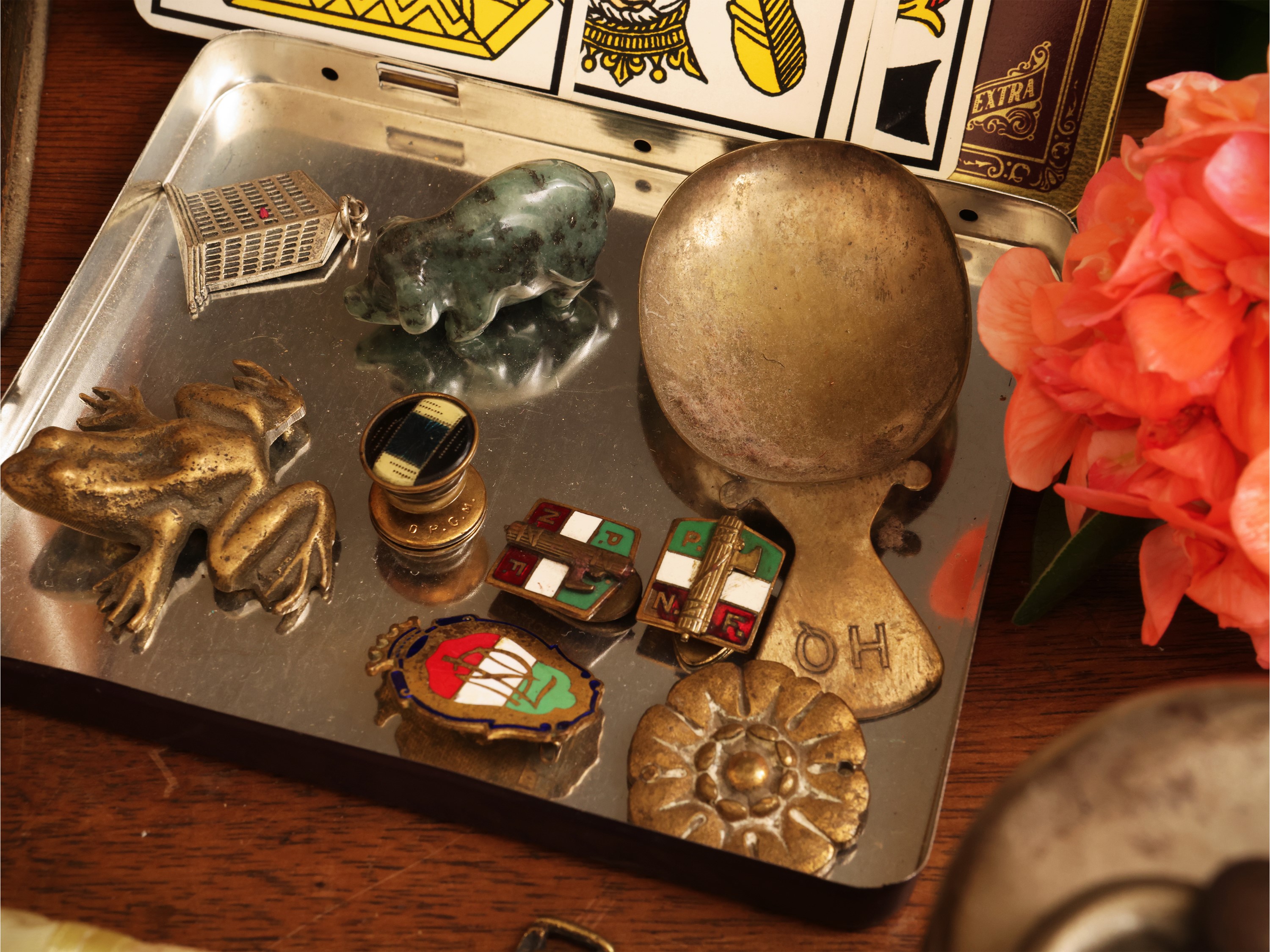 Lotto di curiosità d’epoca, balocchi e accessori da gioco, raccolta di ninnoli e oggetti decorati...
