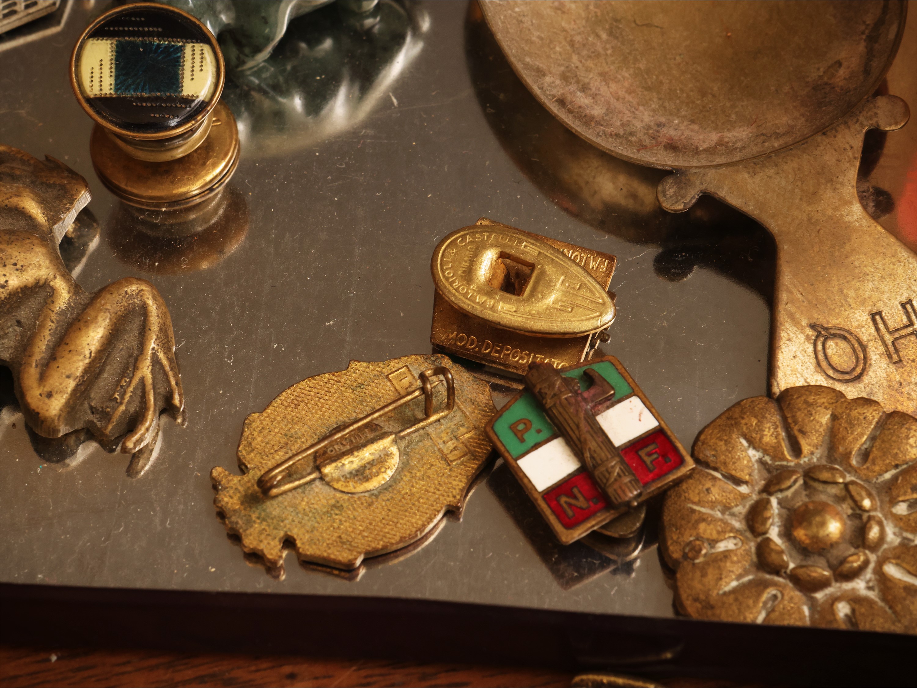 Lotto di curiosità d’epoca, balocchi e accessori da gioco, raccolta di ninnoli e oggetti decorati...